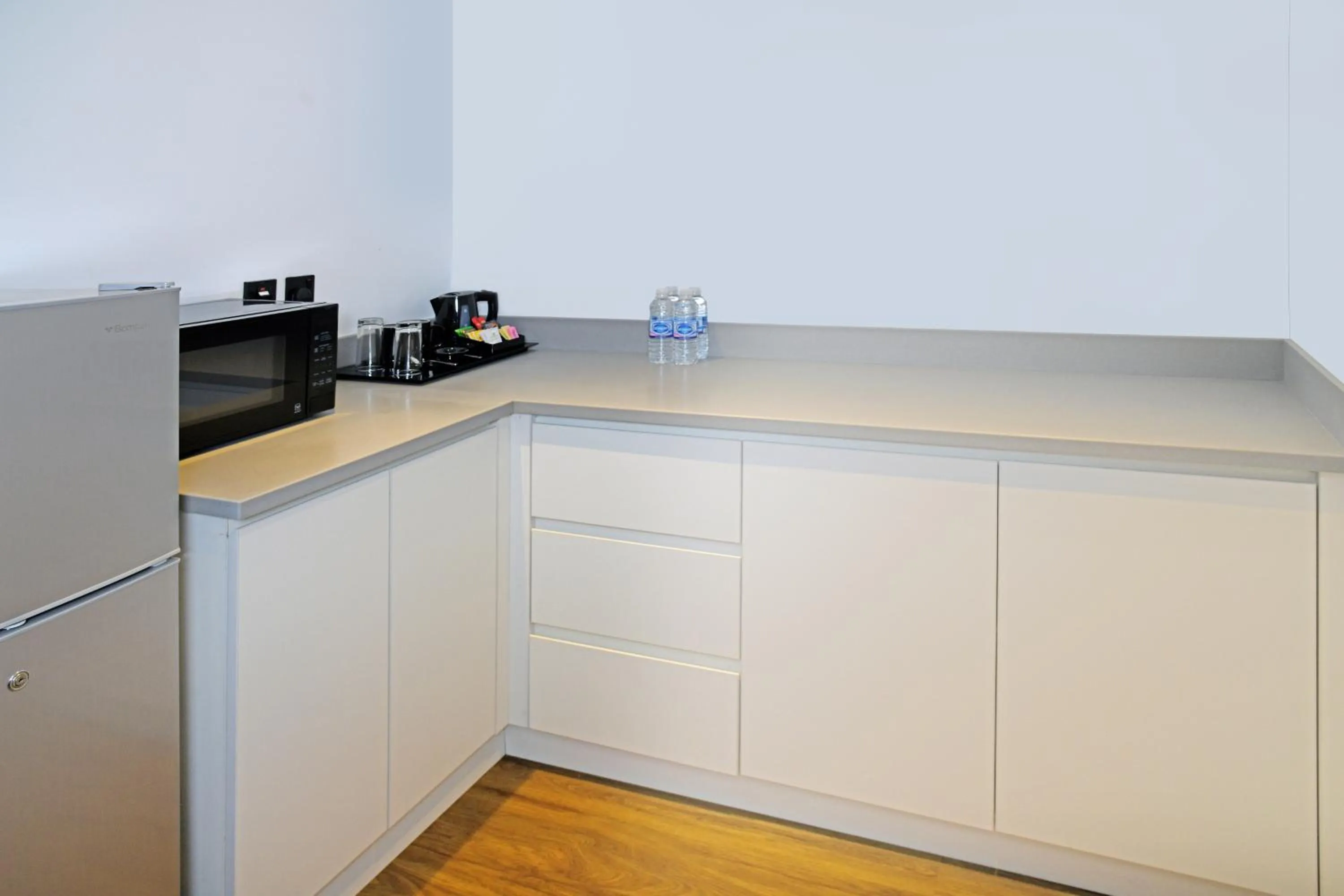 Kitchen or kitchenette in Lemon Tree Hotel, Jumeirah Dubai