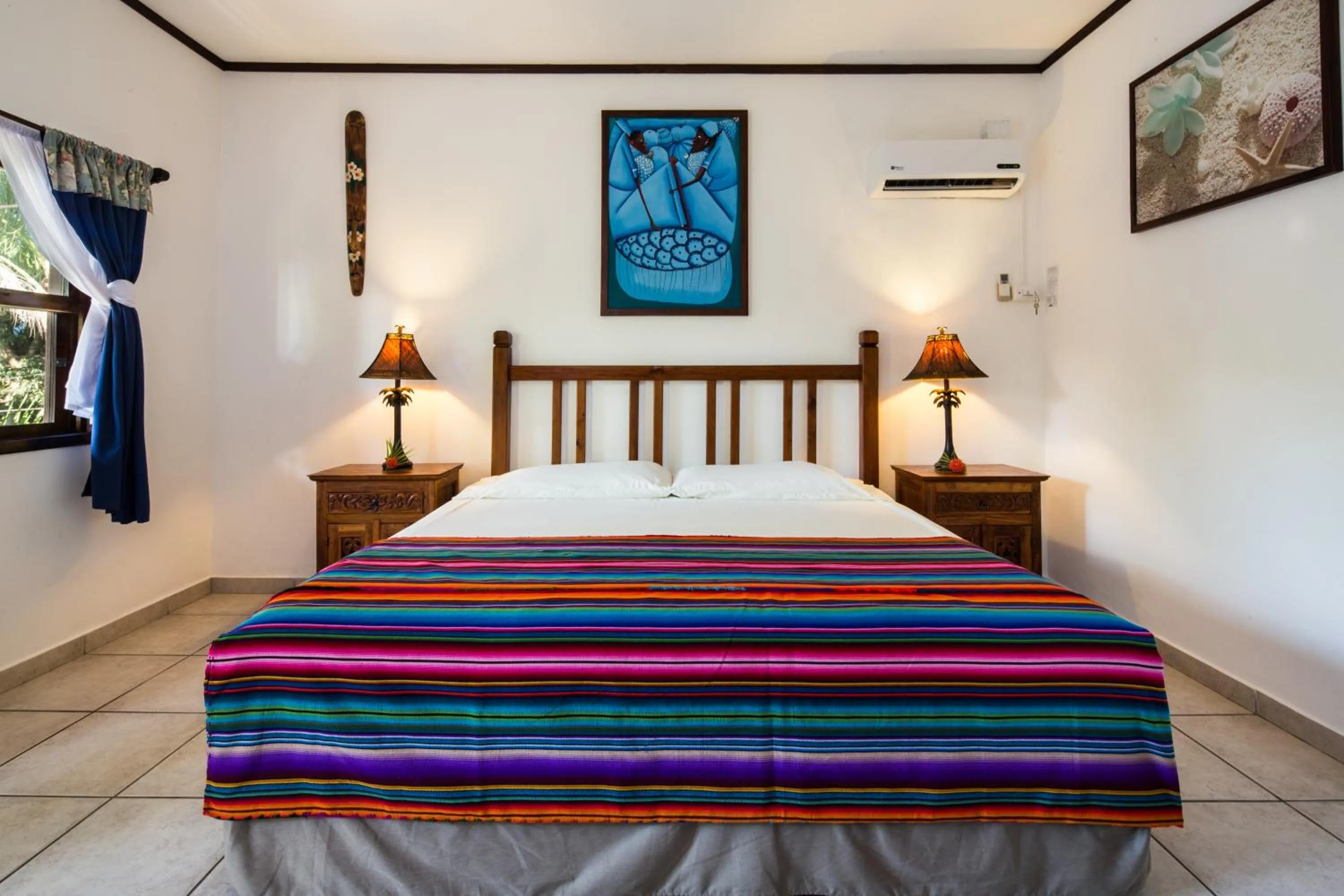 Bed in Splash Inn Dive Resort & Villas