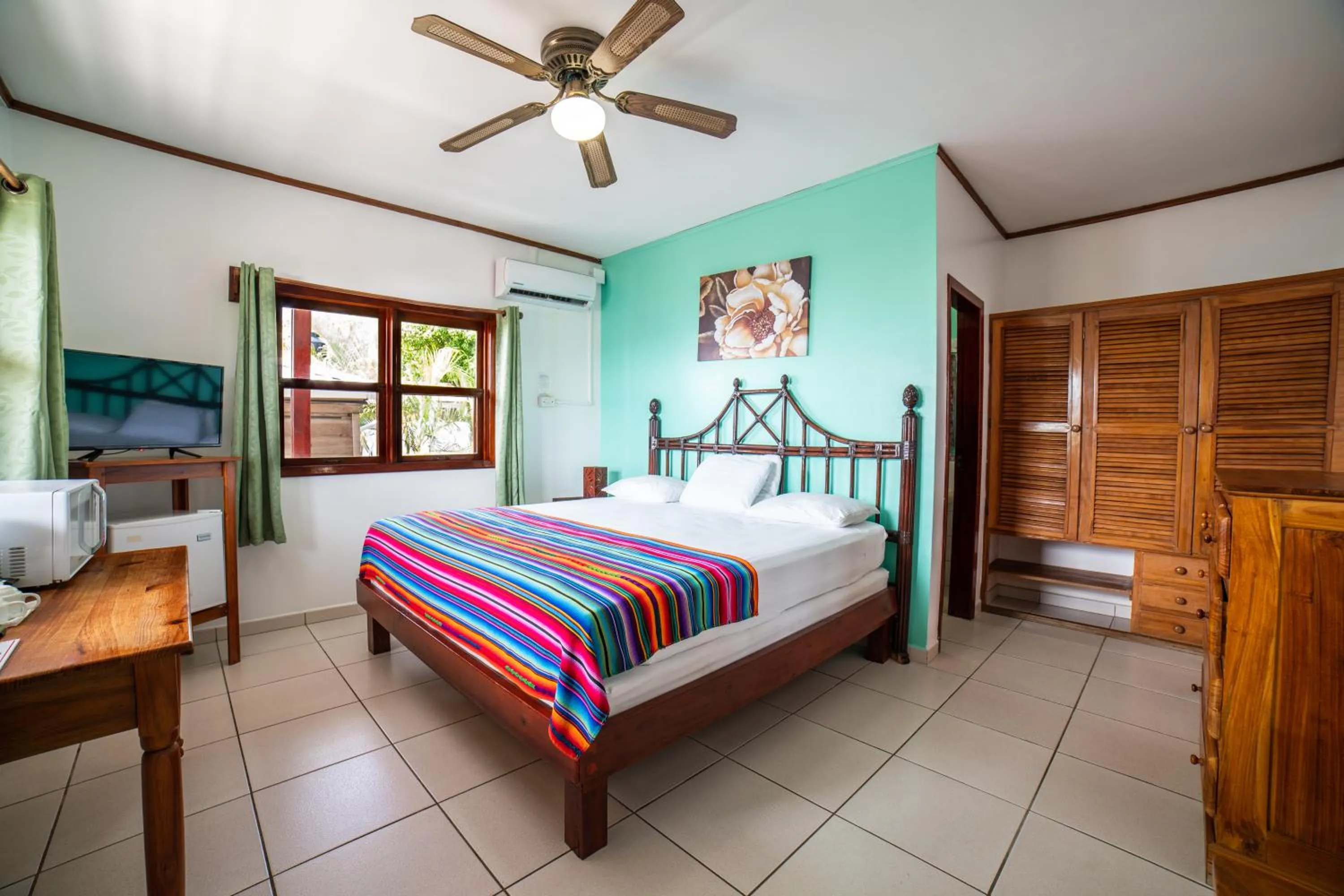 Bed in Splash Inn Dive Resort & Villas