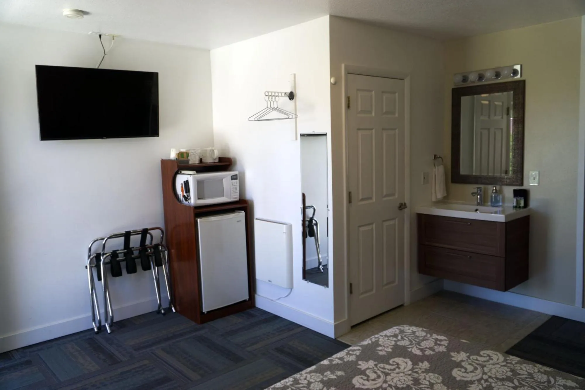 TV and multimedia in Bybee's Steppingstone Motel