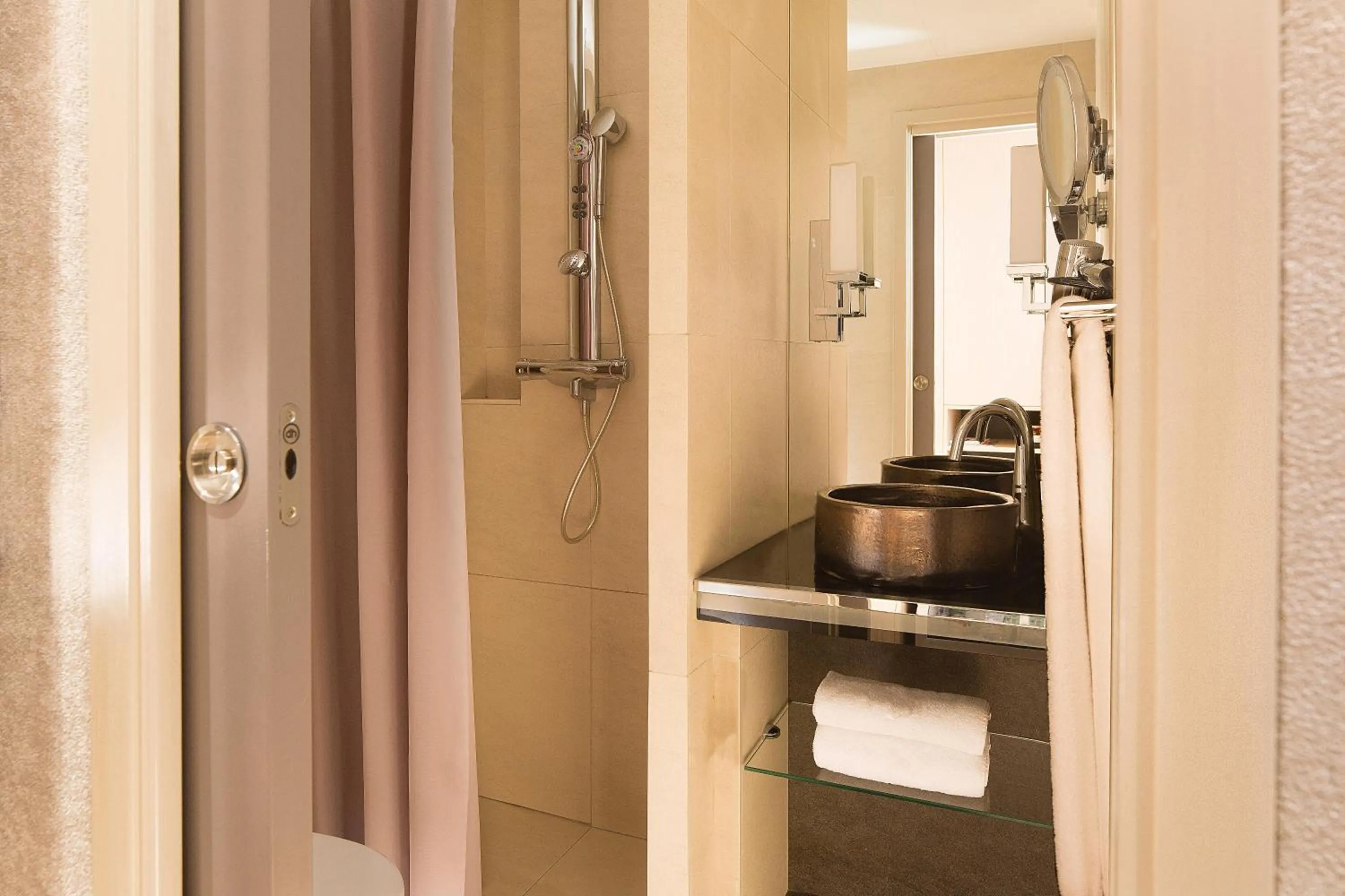 Shower in Hôtel Madison