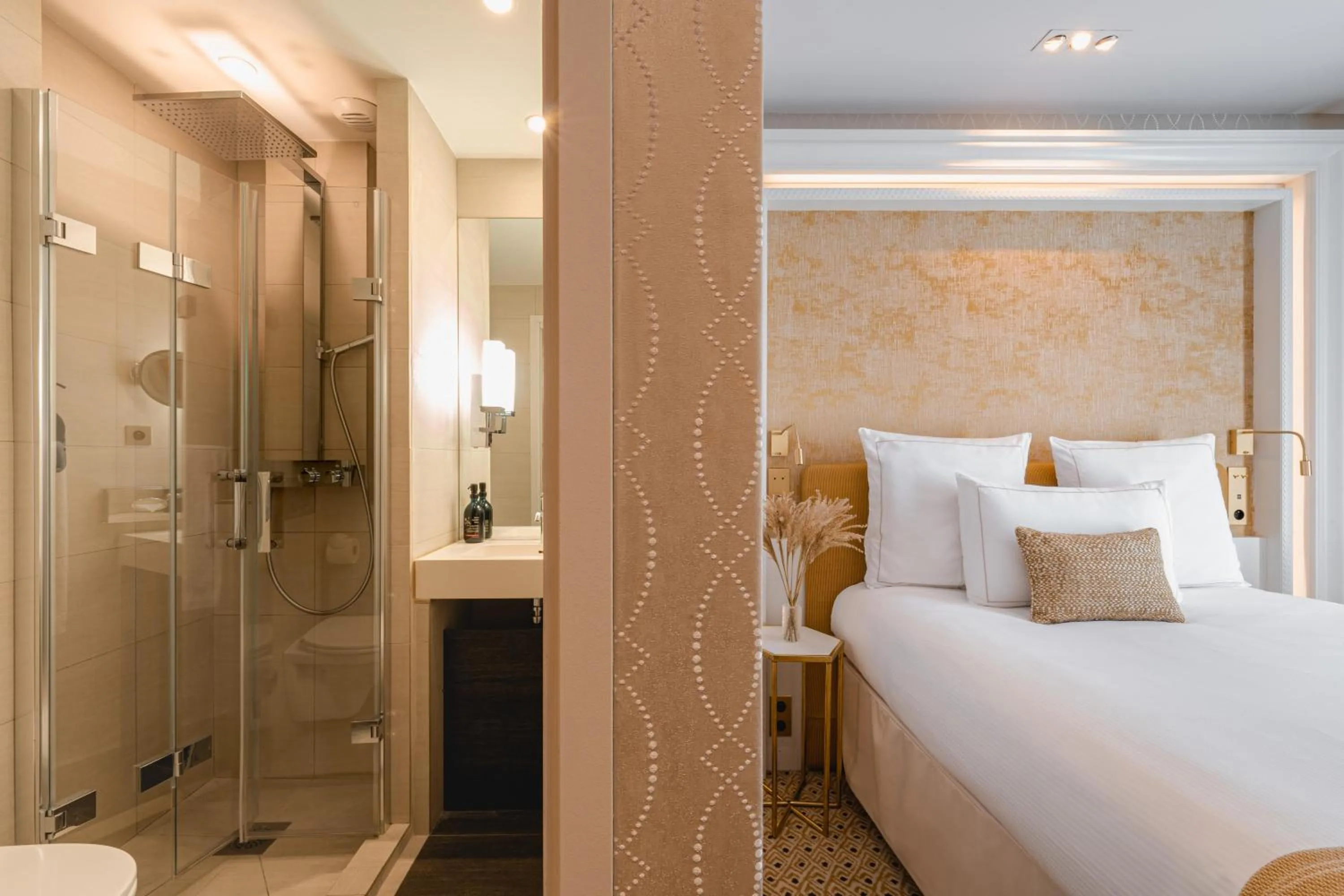 Shower, Bed in Hôtel Madison