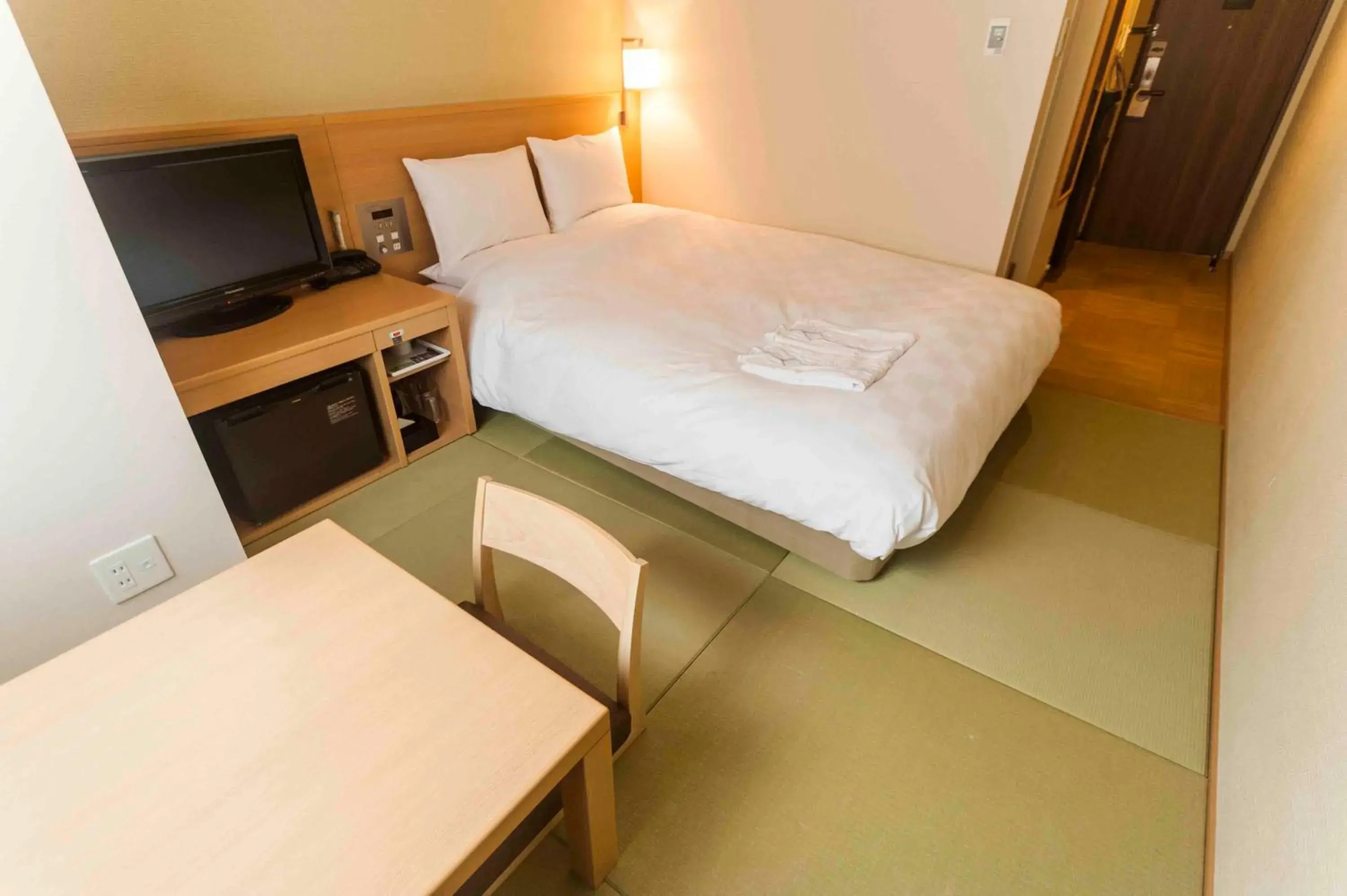 Double Room with Tatami area - single occupancy - Smoking in Daiwa Roynet Hotel Okinawa Kenchomae Double Room with Tatami area - single occupancy - Smoking in Daiwa Roynet Hotel Okinawa Kenchomae