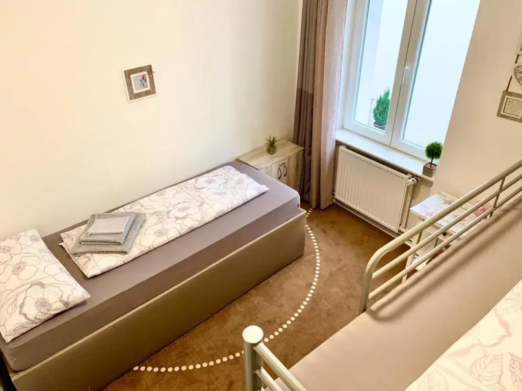 Single Bed in 3-Bed Female Dormitory Room in New Hostel Berlin Mitte FREE SNACK hot tea and coffee Single Bed in 3-Bed Female Dormitory Room in New Hostel Berlin Mitte FREE SNACK hot tea and coffee