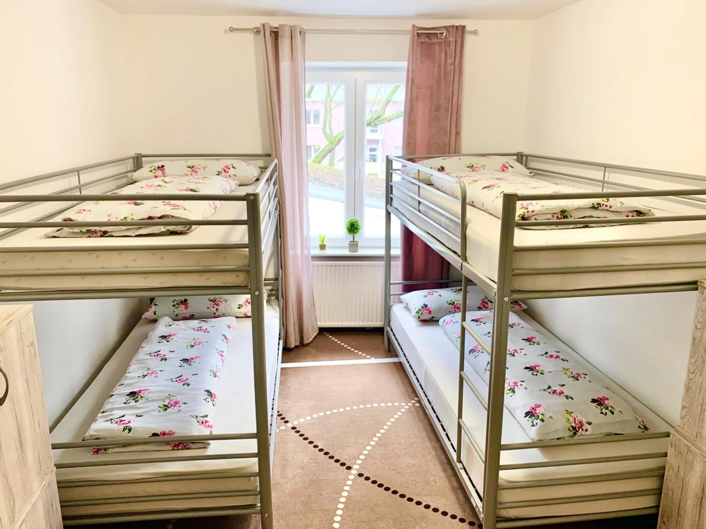 Bed in New Hostel Berlin Mitte FREE SNACK hot tea and coffee