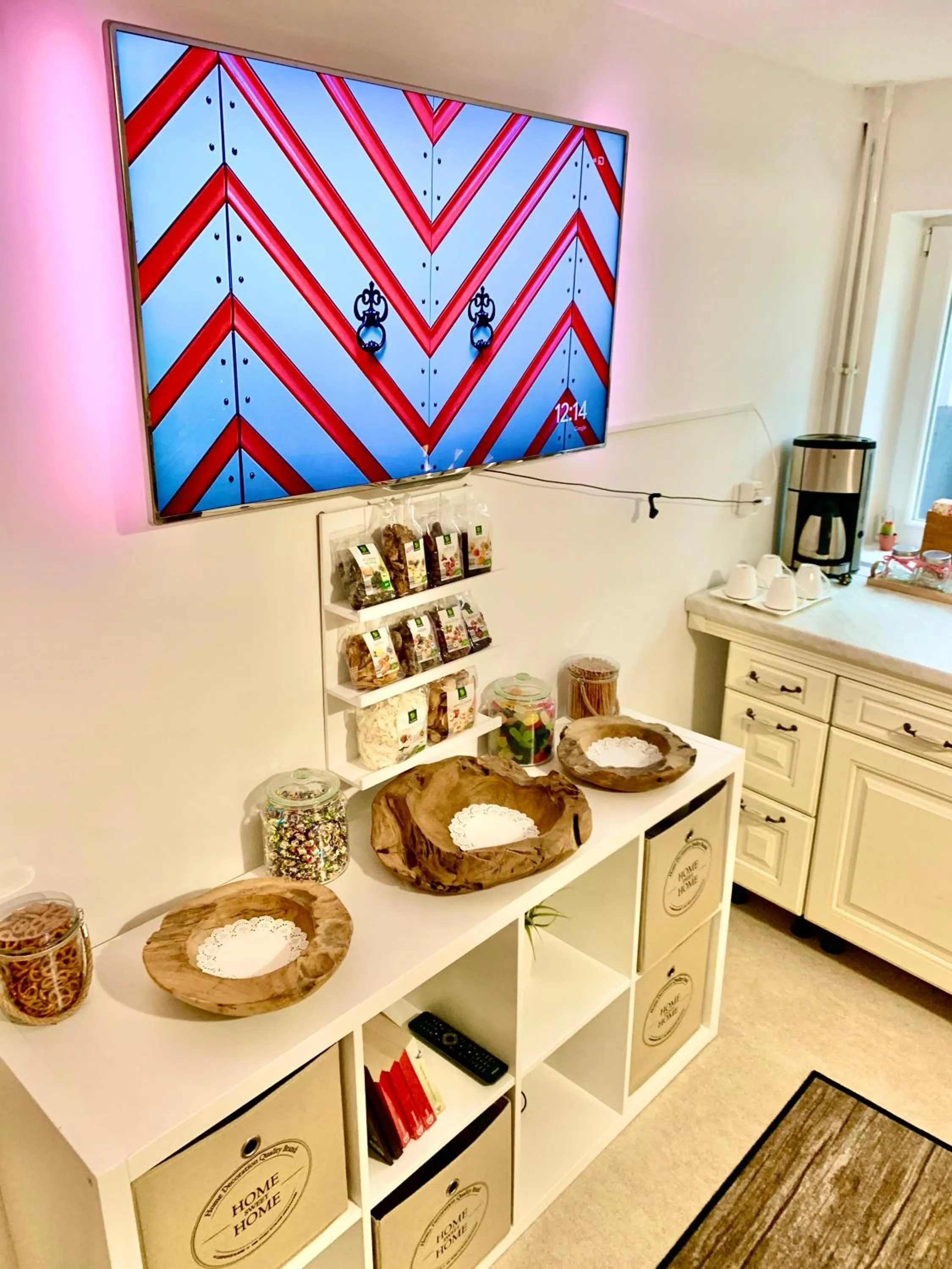 New Hostel Berlin Mitte FREE SNACK hot tea and coffee