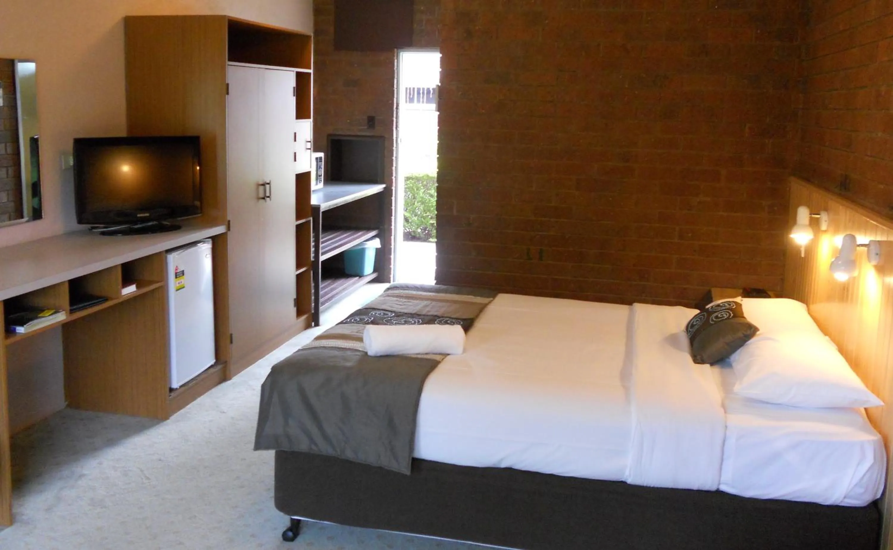 Bed in Bogong View Motor Inn