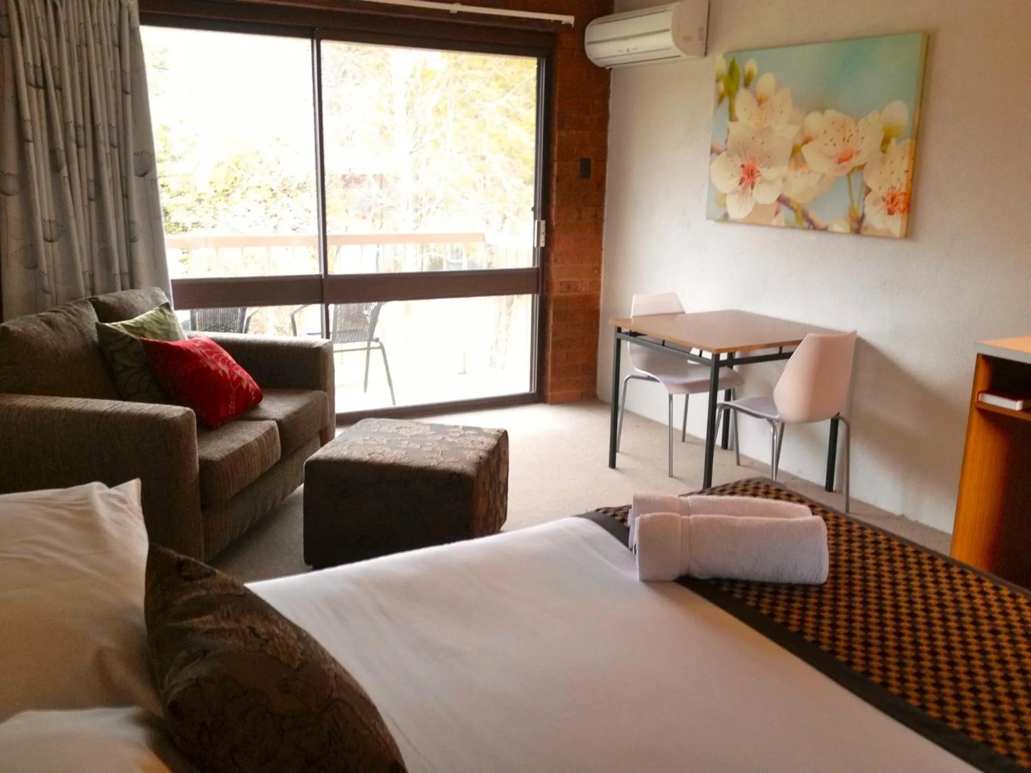 Bed in Bogong View Motor Inn