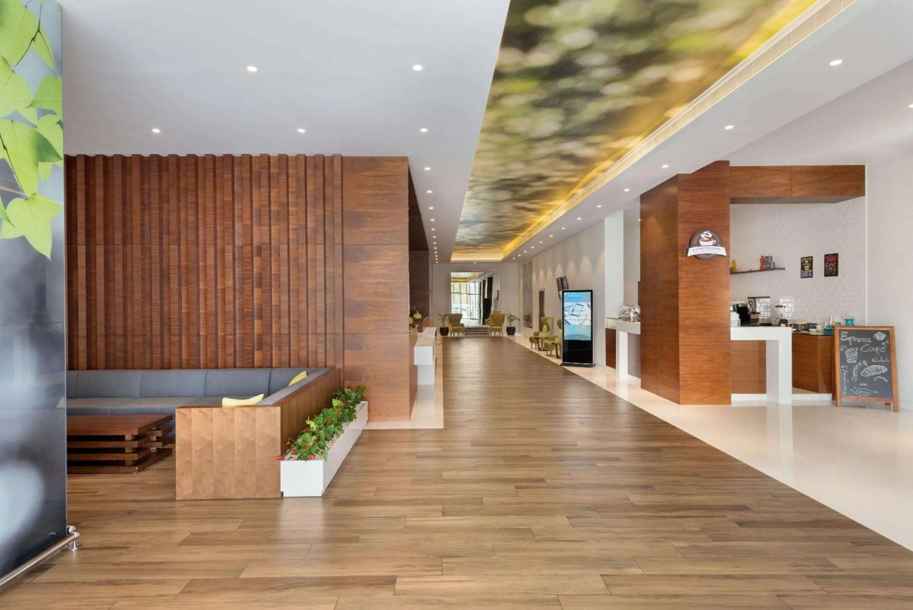 Lobby or reception in Wyndham Garden Muscat Al Khuwair