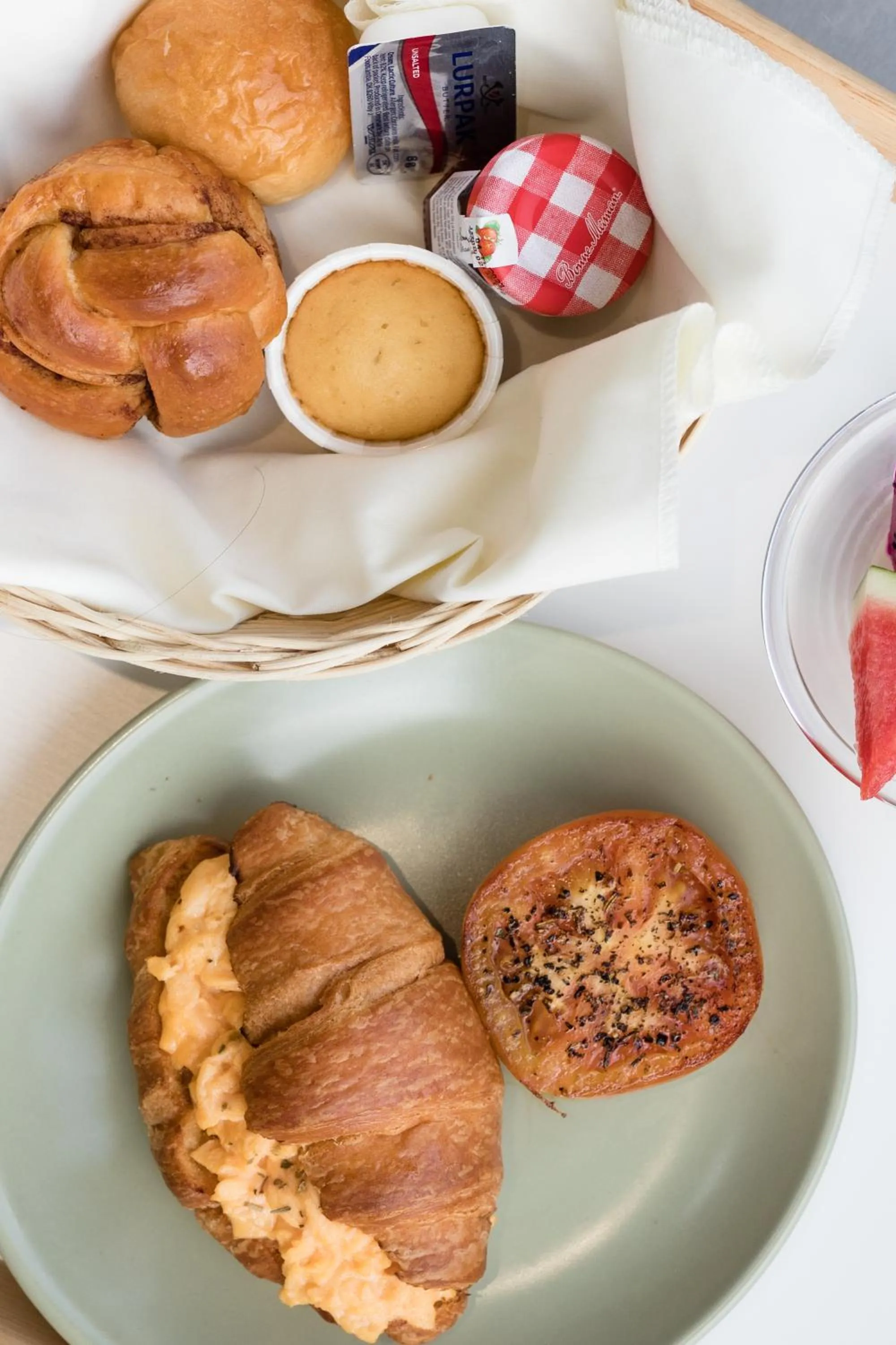 Breakfast in Urban Living Residence