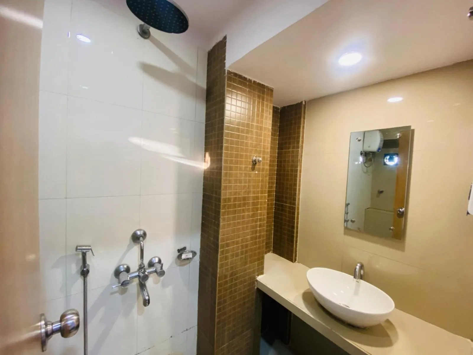 Bathroom in Hotel Vashi Inn