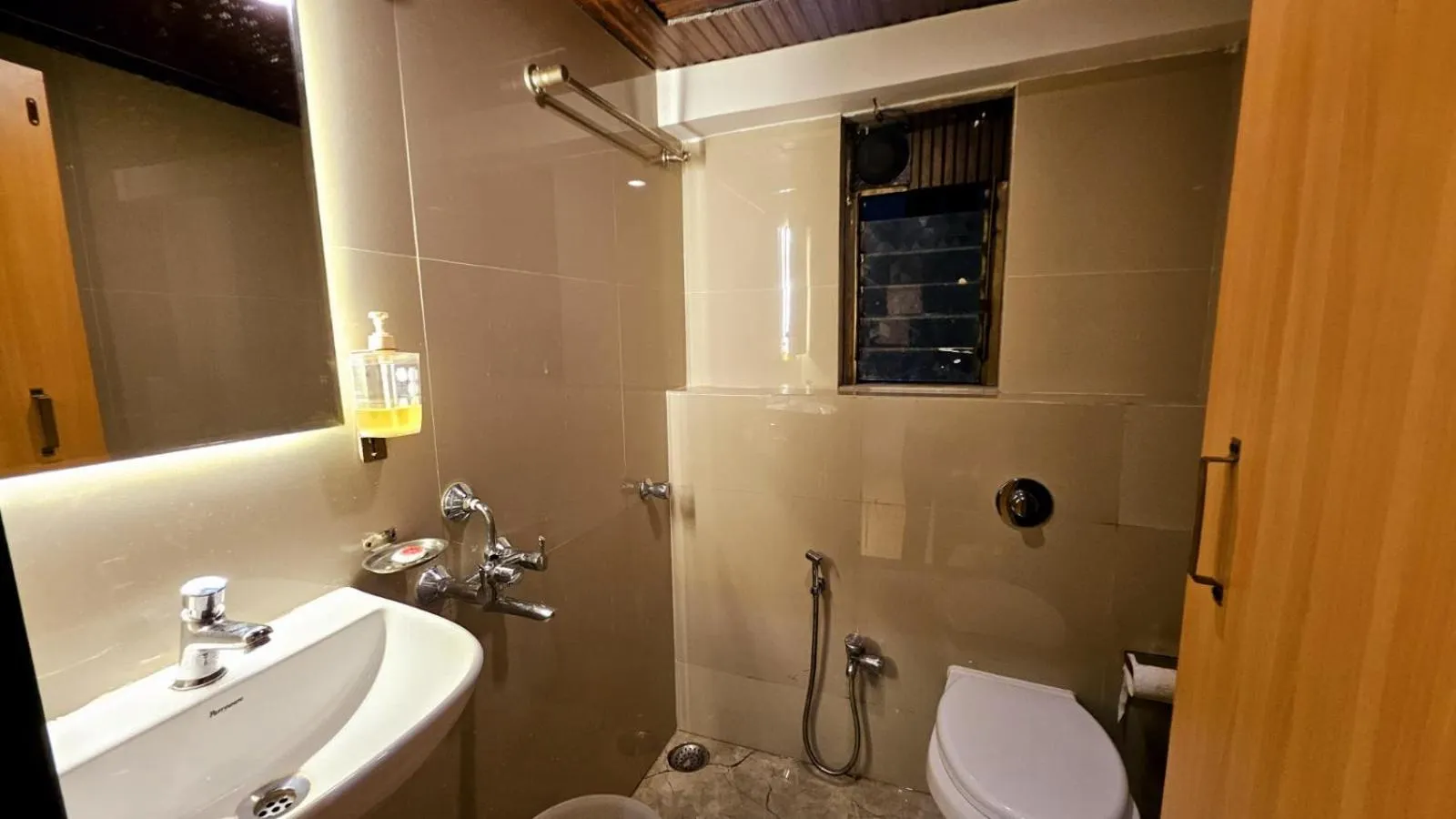 Bathroom in Hotel Vashi Inn