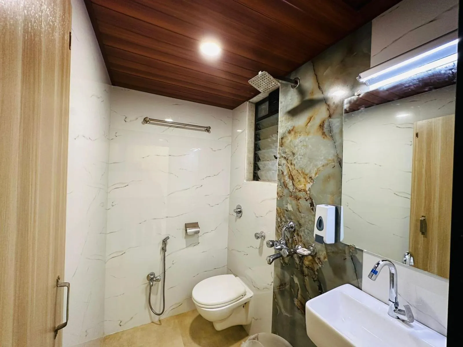 Bathroom in Hotel Vashi Inn