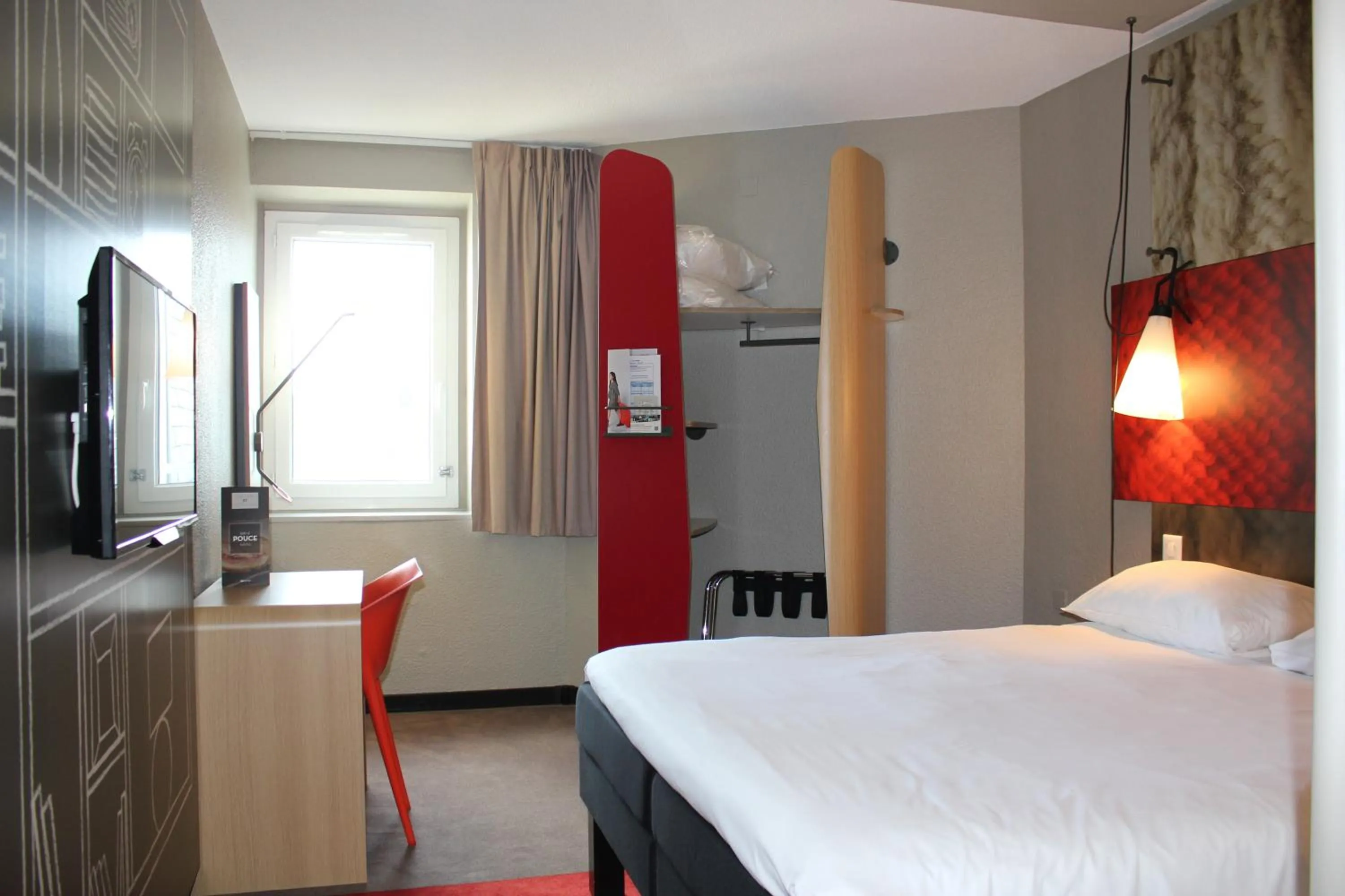 TV and multimedia, Bed in ibis Saint Malo Plage