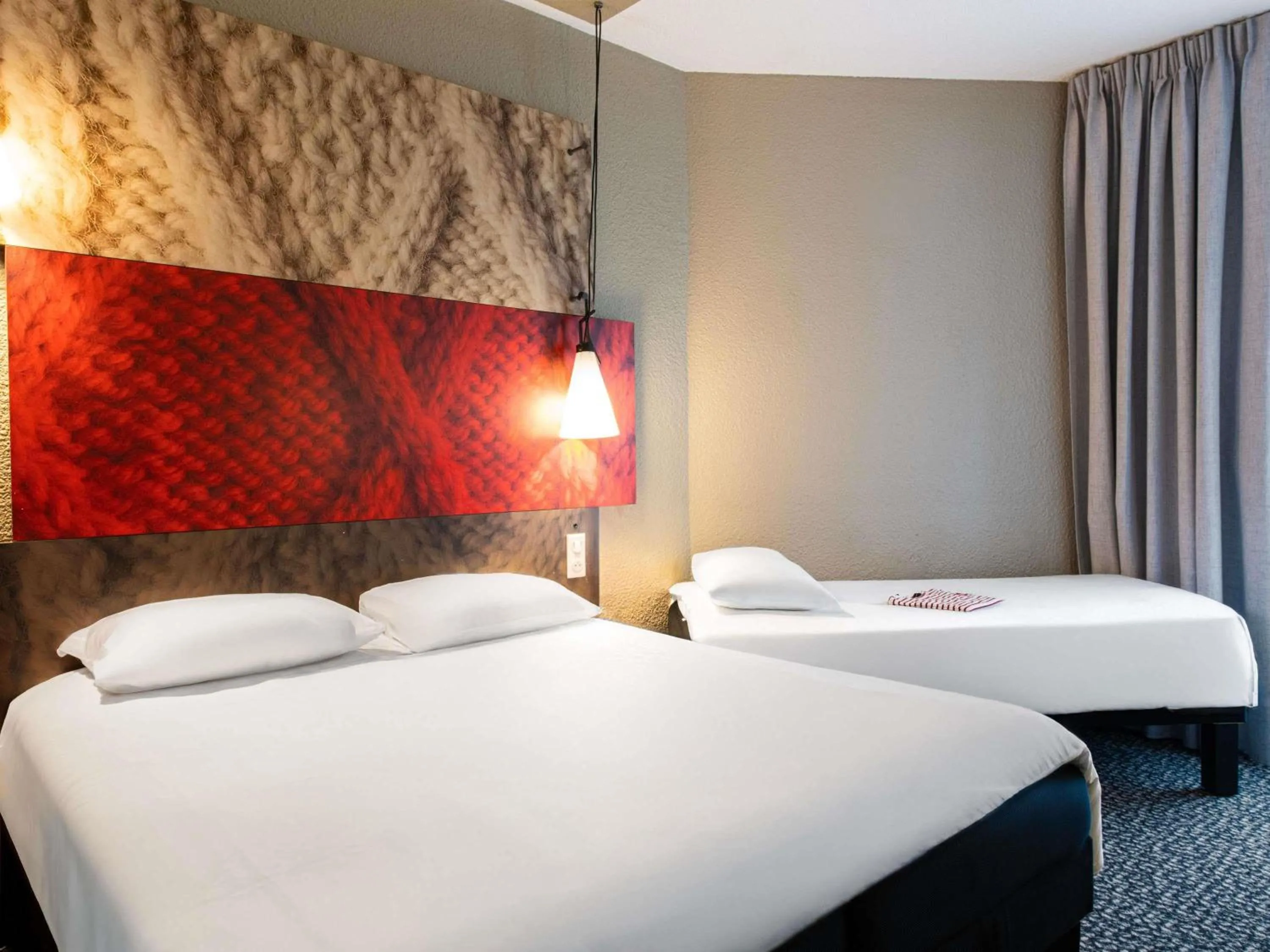 Bedroom, Bed in ibis Saint Malo Plage