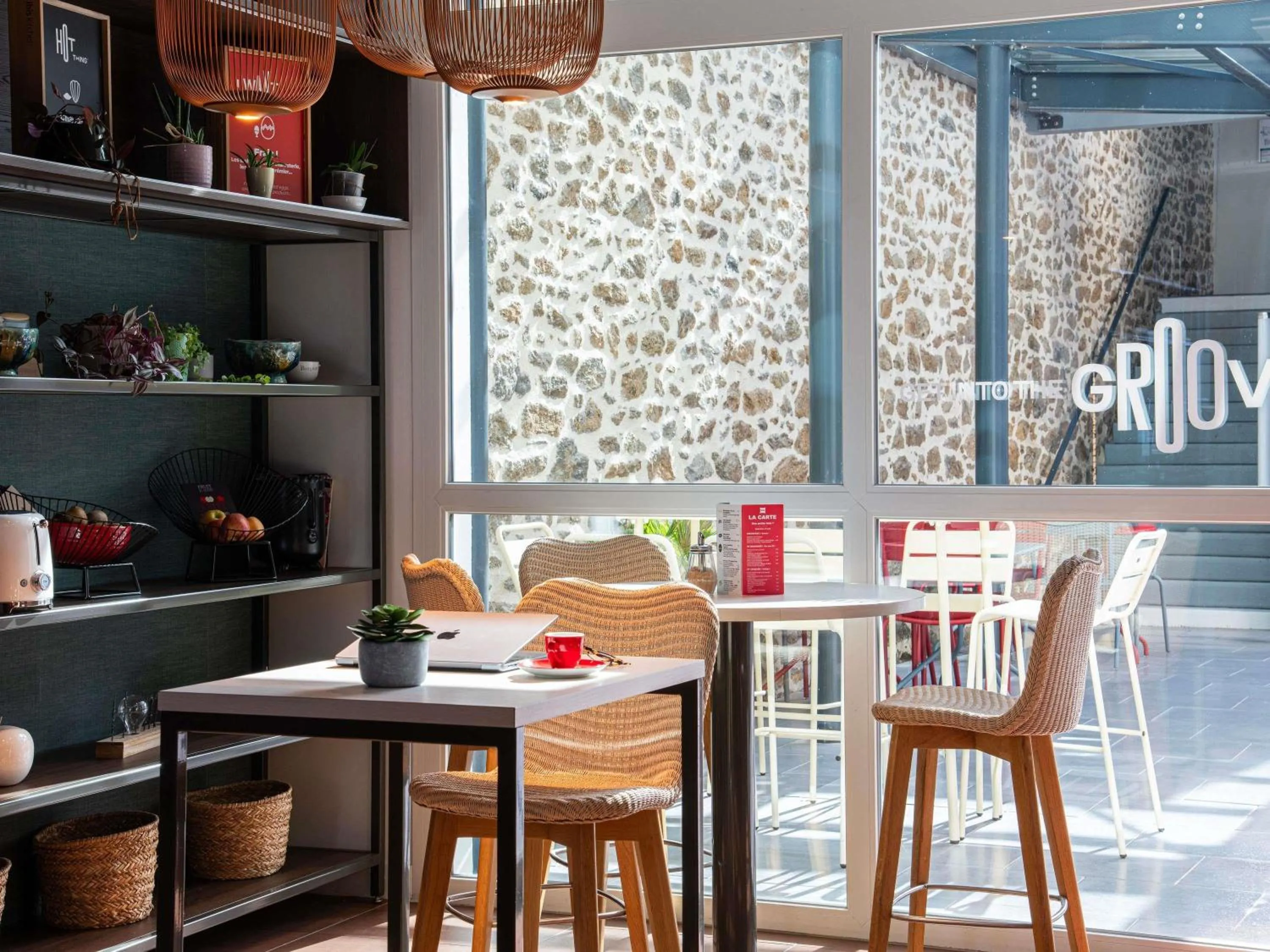 Lounge or bar in ibis Saint Malo Plage