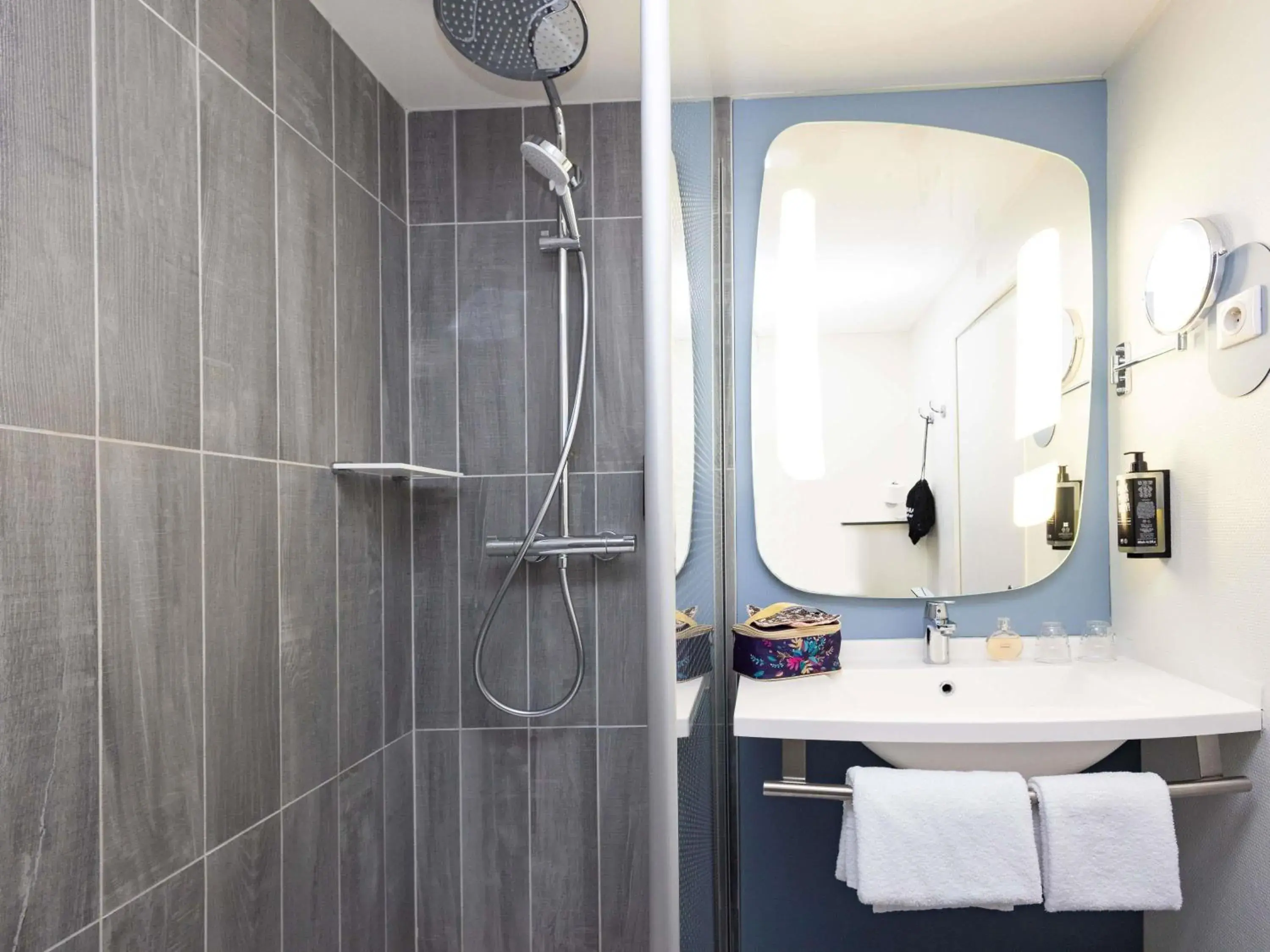 Standard Room with One Double Bed and One Single Bed in ibis Saint Malo Plage Standard Room with One Double Bed and One Single Bed in ibis Saint Malo Plage