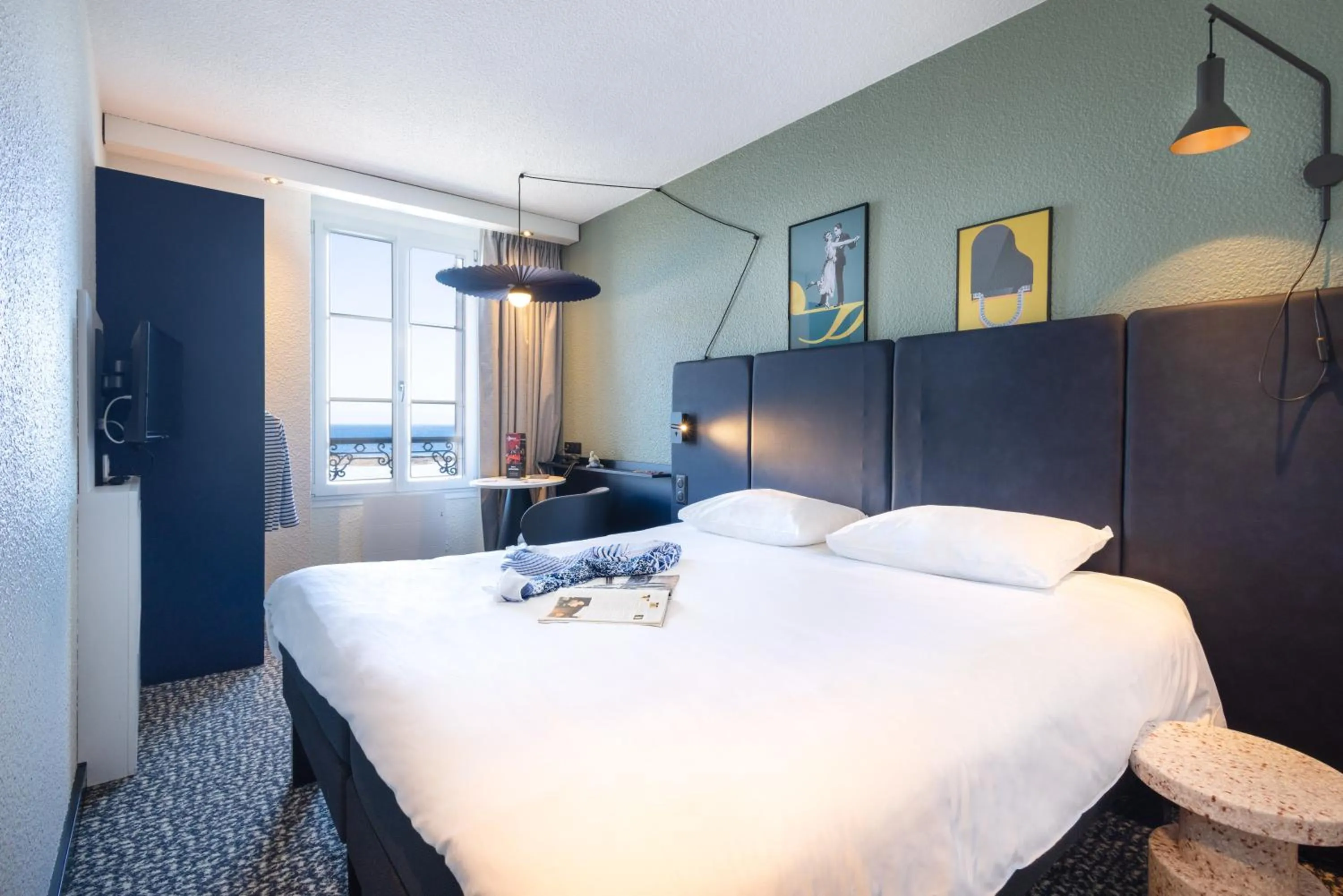 Photo of the whole room, Bed in ibis Saint Malo Plage