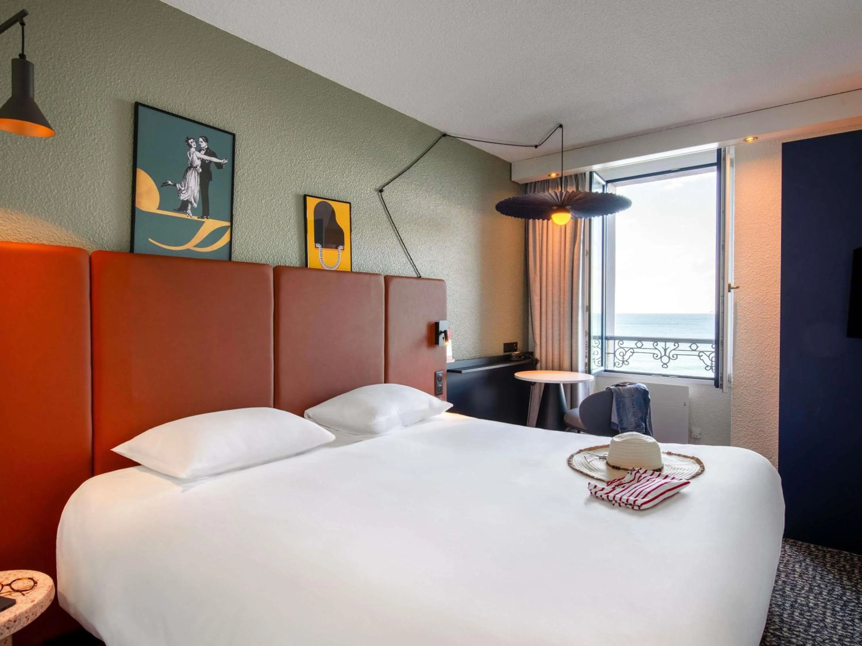Bedroom, Bed in ibis Saint Malo Plage