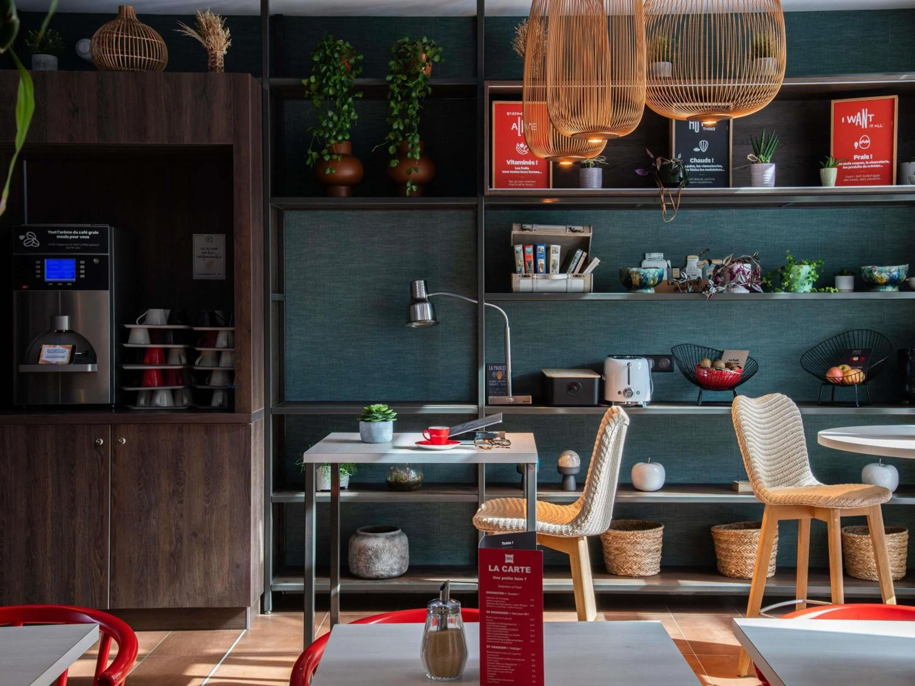 Lounge or bar in ibis Saint Malo Plage