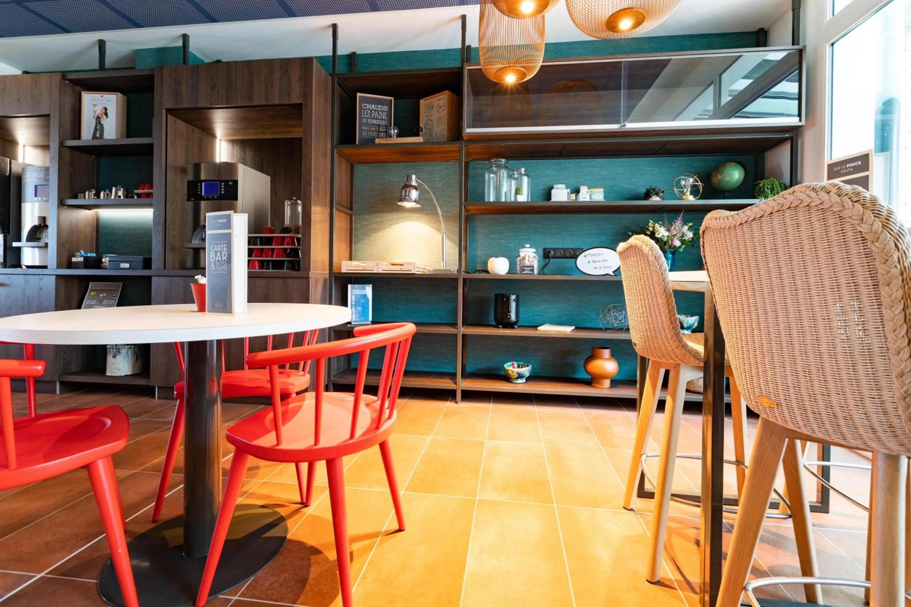 Lounge or bar in ibis Saint Malo Plage