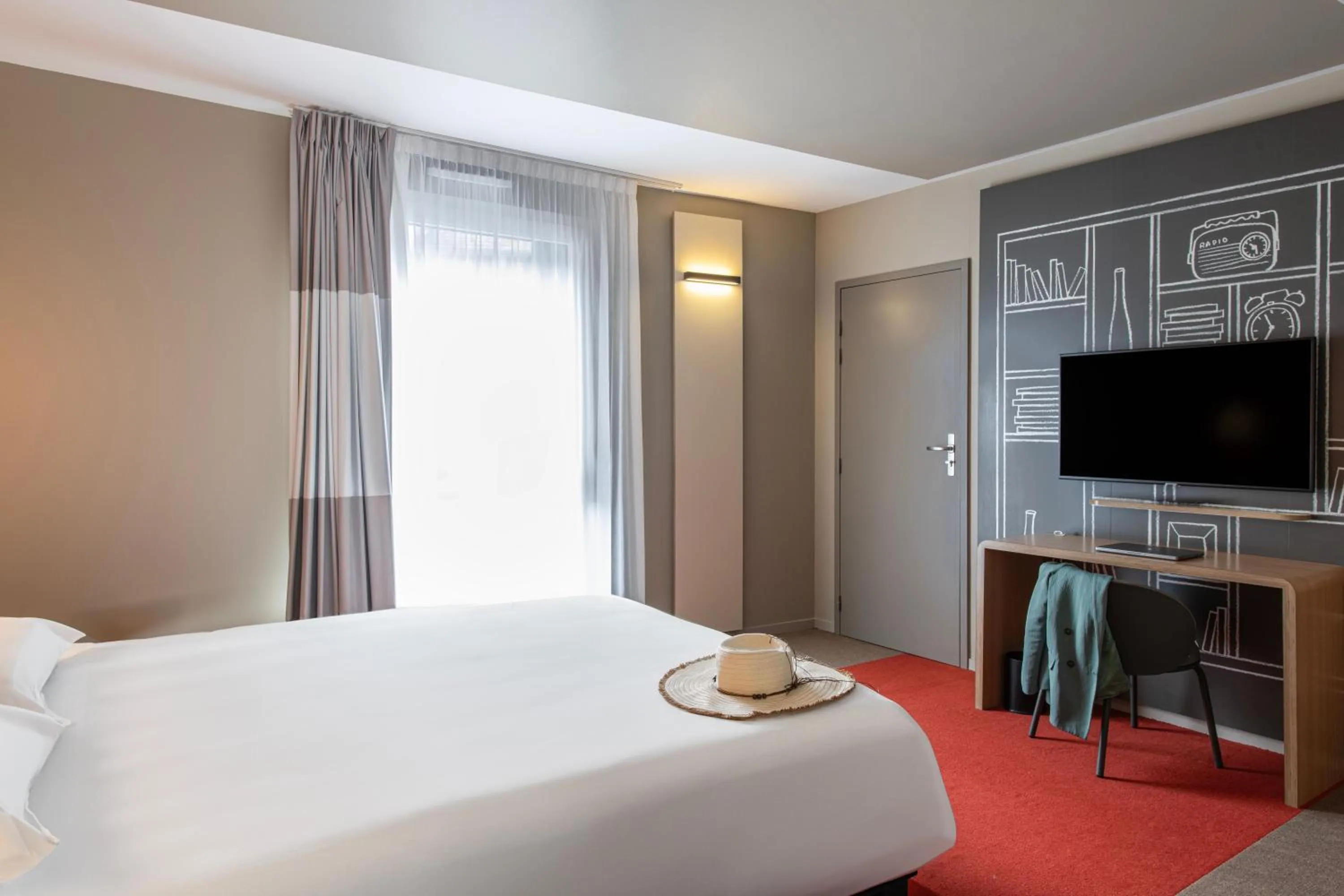 Bedroom, Bed in ibis Saint Malo Plage