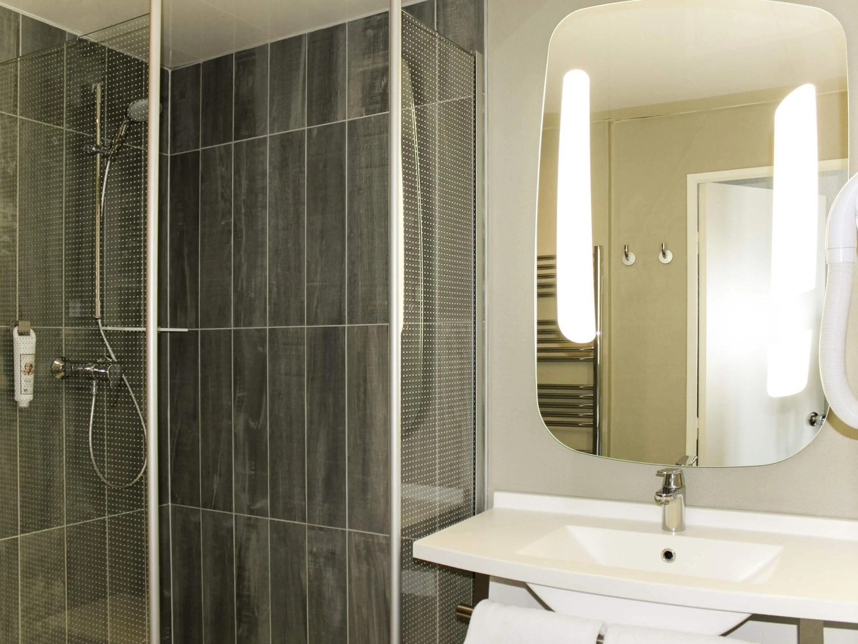 Bedroom in ibis Saint Malo Plage