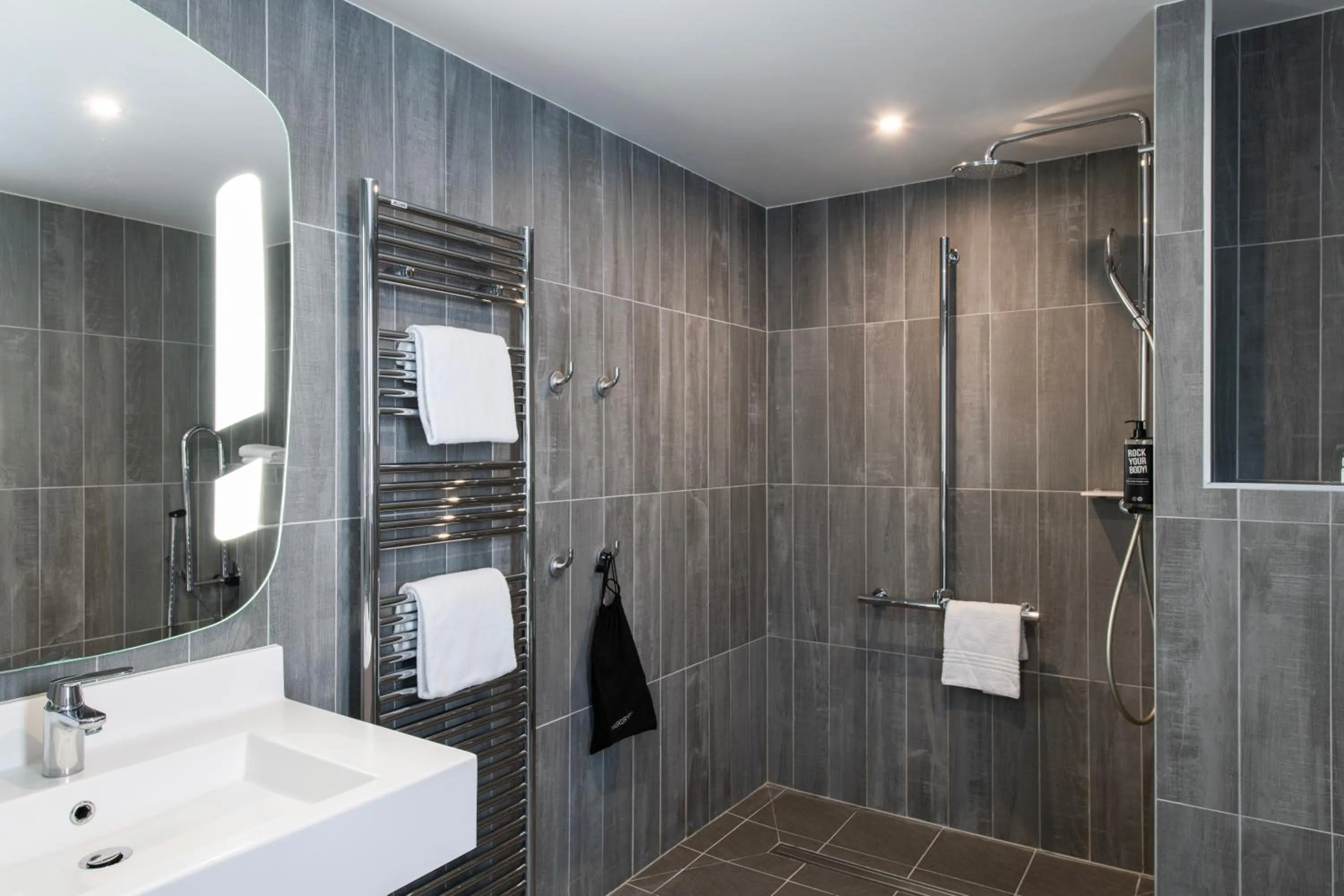 Bathroom in ibis Saint Malo Plage