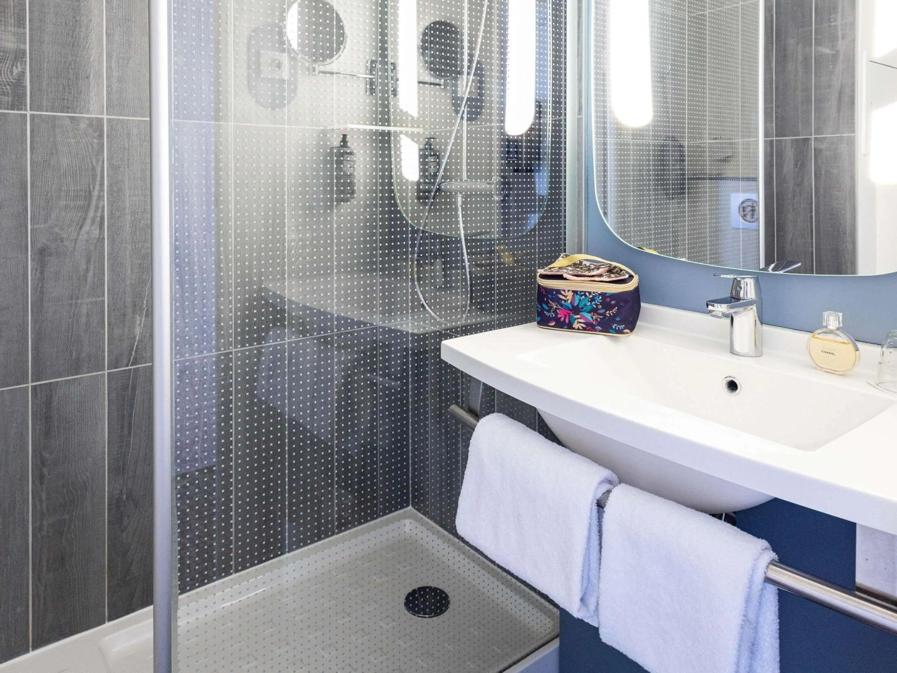 Bedroom in ibis Saint Malo Plage