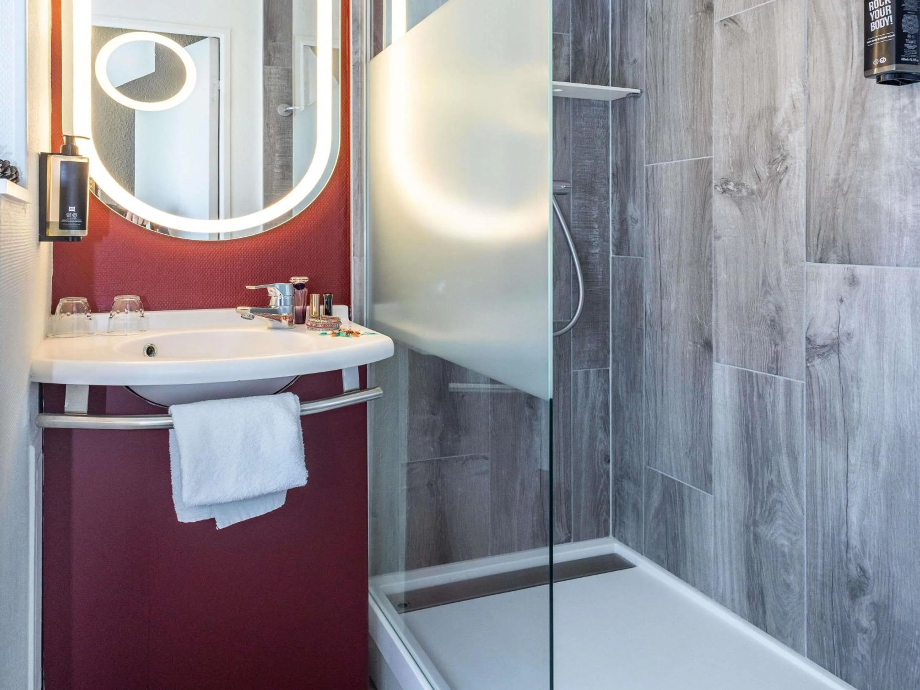 Bedroom in ibis Saint Malo Plage