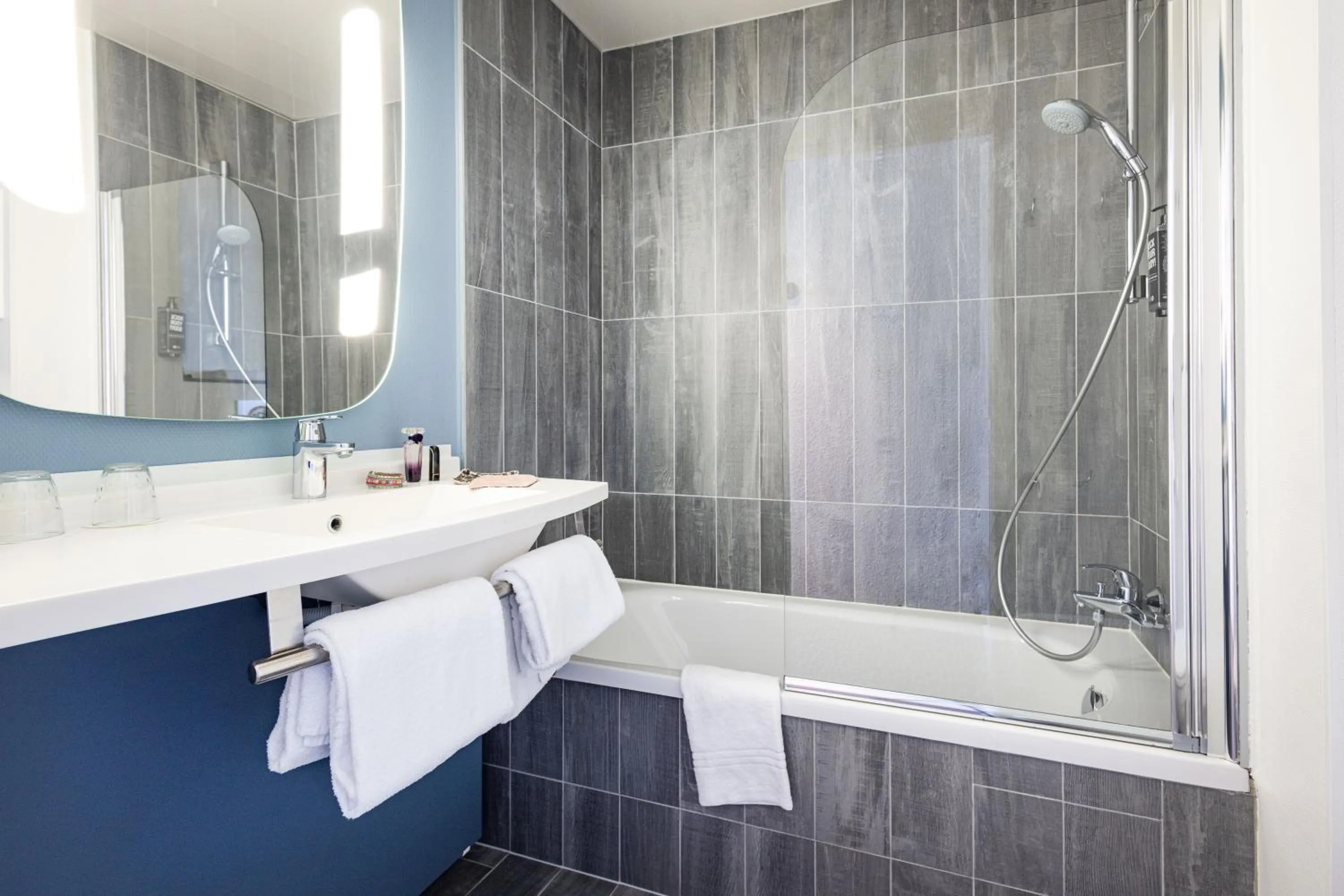 Bath in ibis Saint Malo Plage