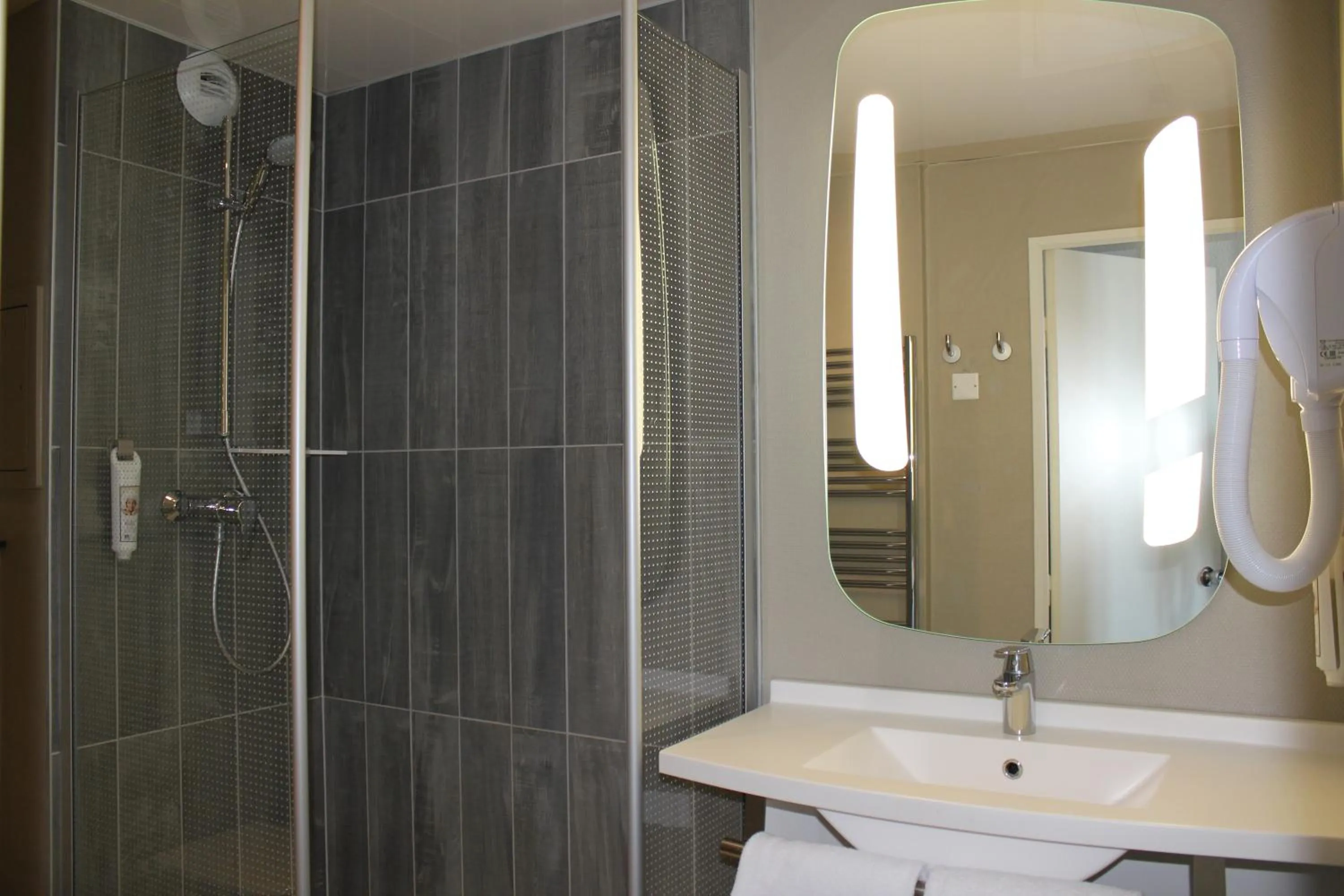 Shower in ibis Saint Malo Plage