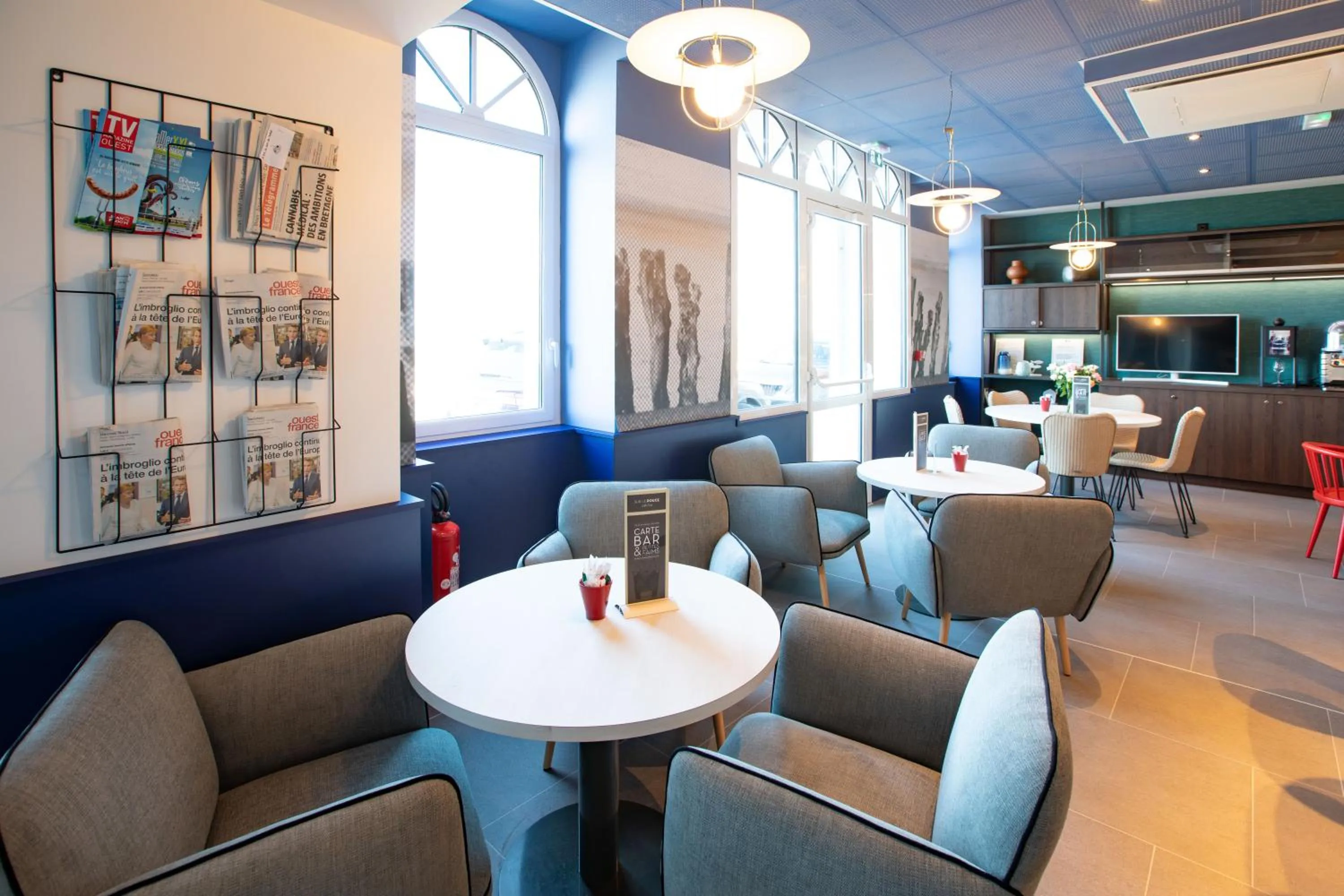 Lounge or bar in ibis Saint Malo Plage