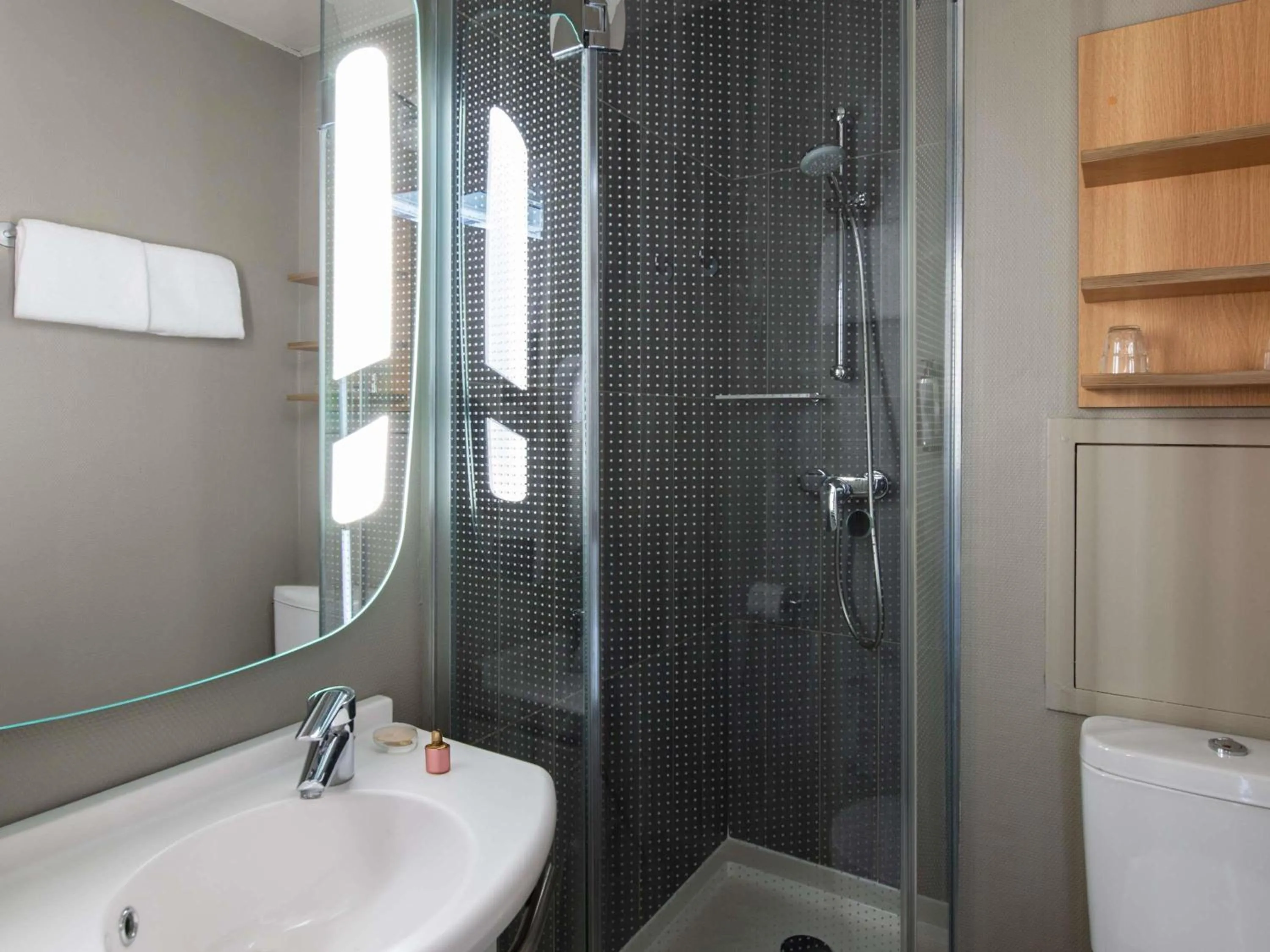 Bedroom in ibis Saint Malo Plage