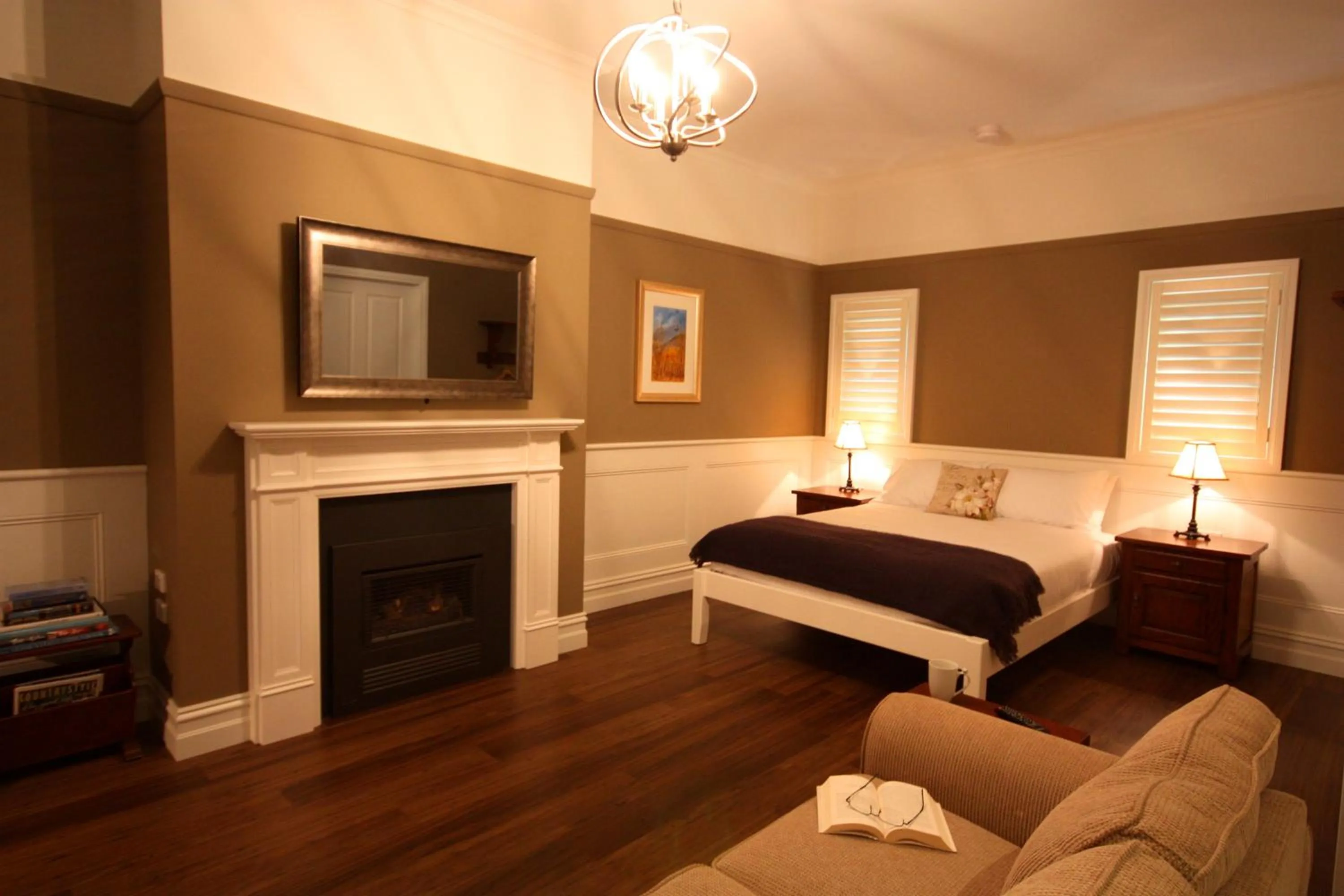 Photo of the whole room, Bed in Marysville Garden Cottages