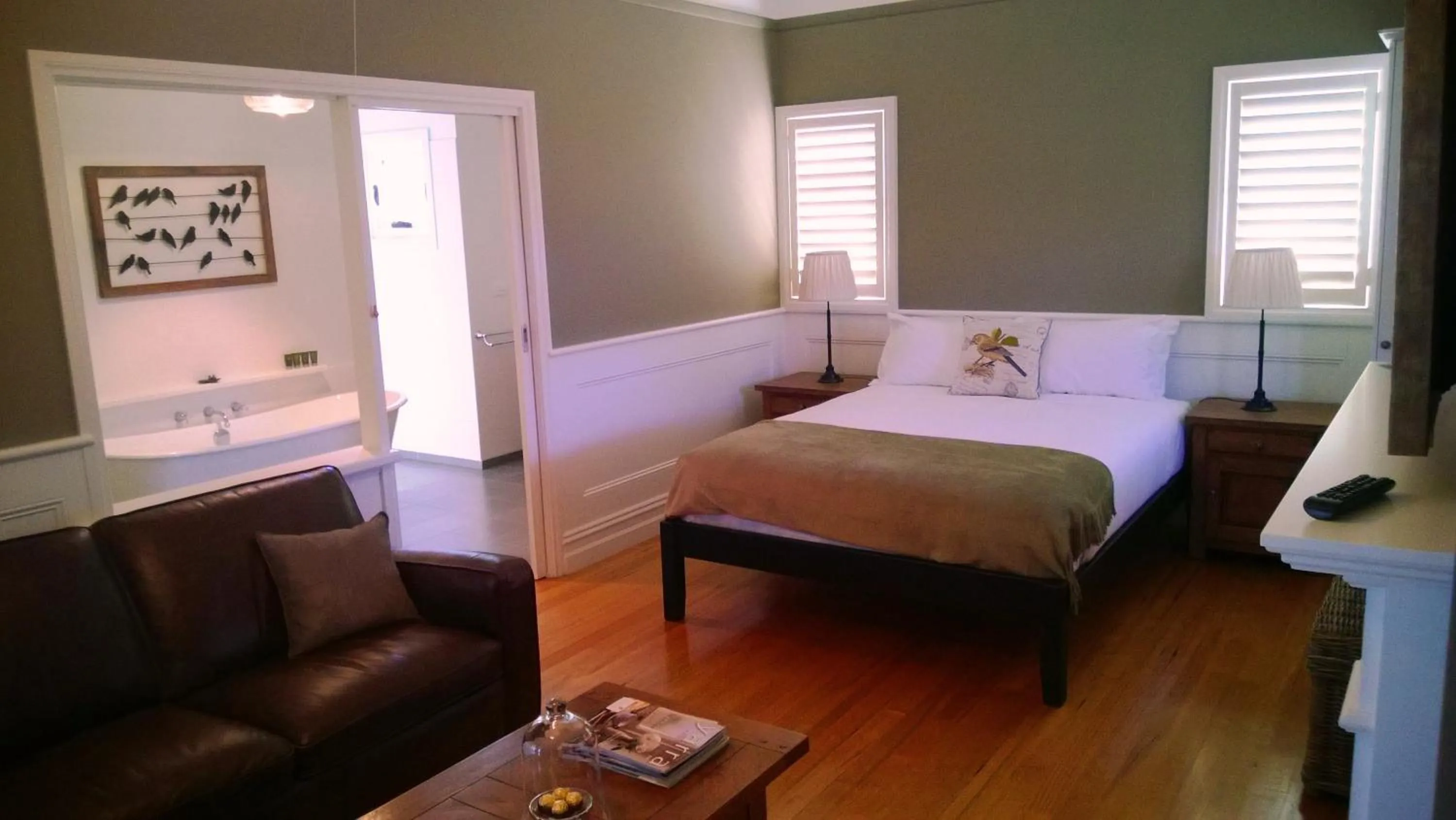Bathroom, Bed in Marysville Garden Cottages