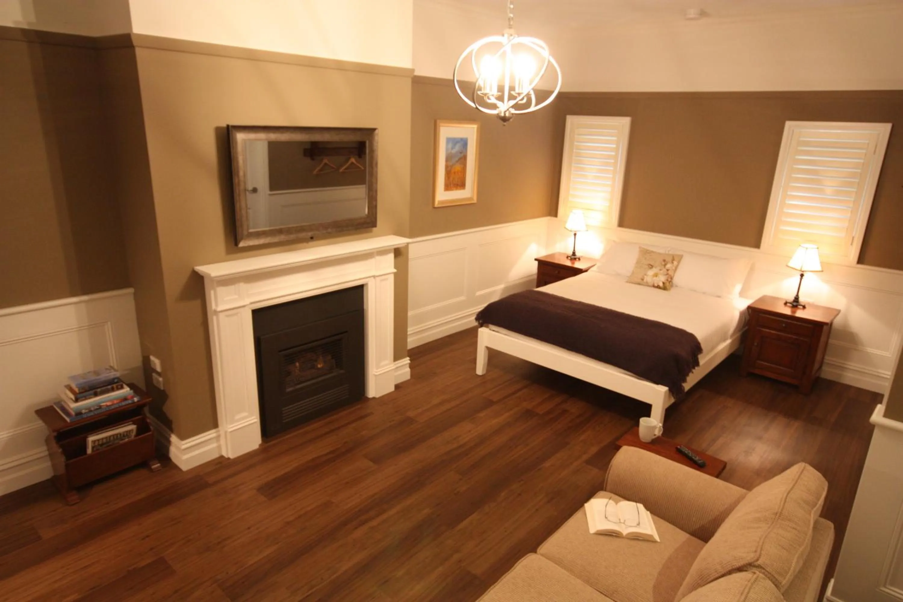 Photo of the whole room, Bed in Marysville Garden Cottages