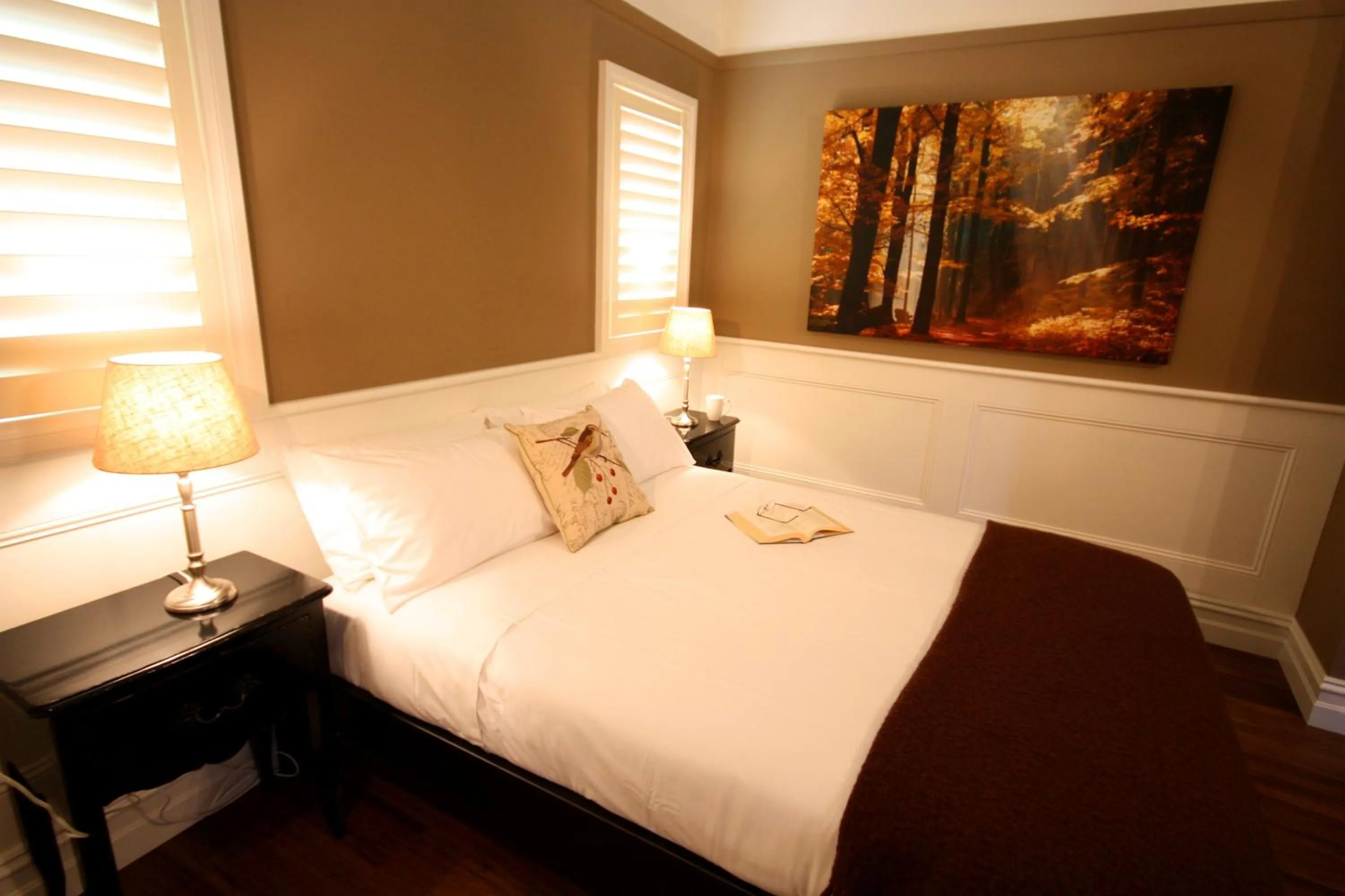 Bedroom, Bed in Marysville Garden Cottages