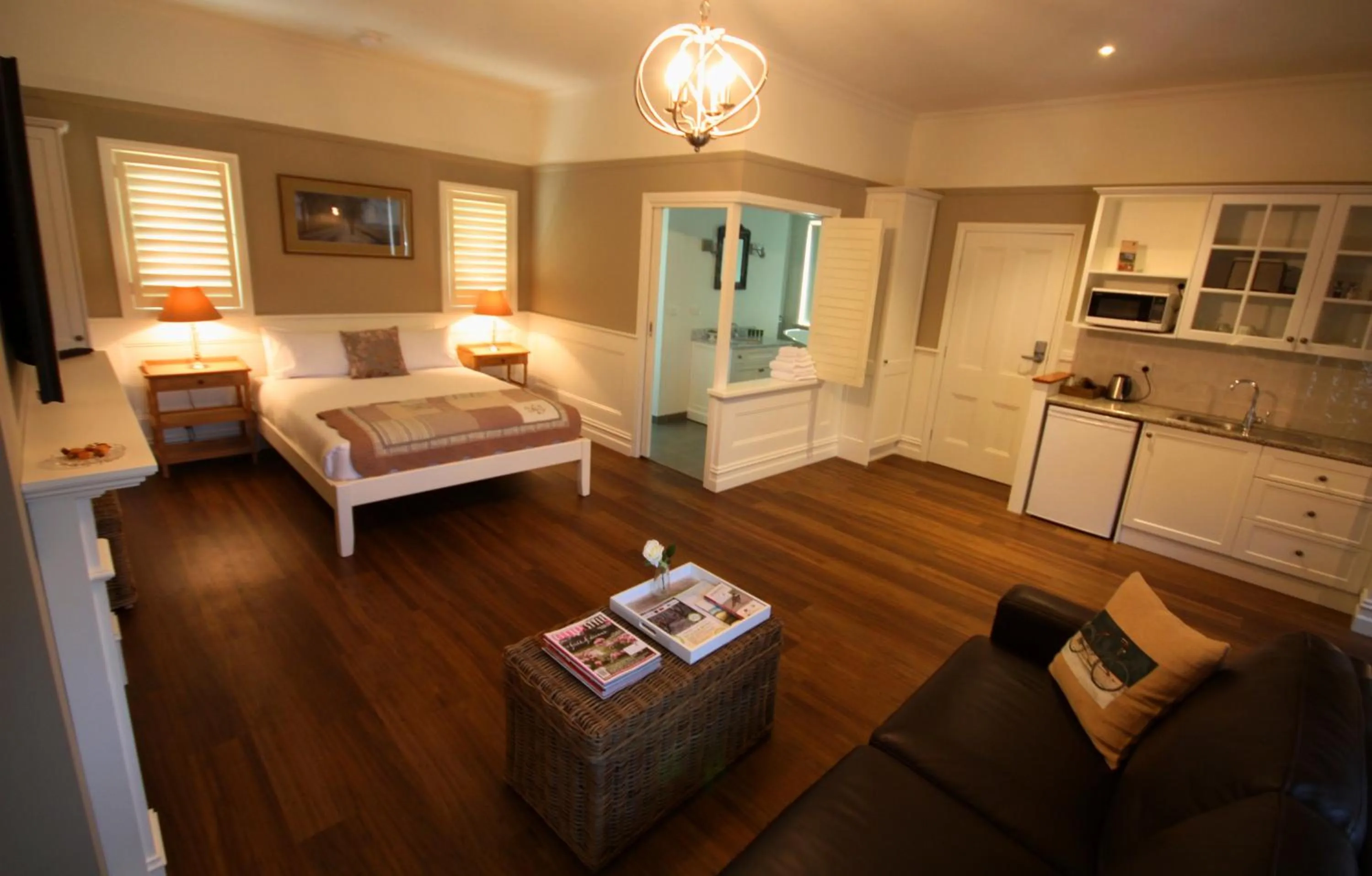 Photo of the whole room, Bed in Marysville Garden Cottages