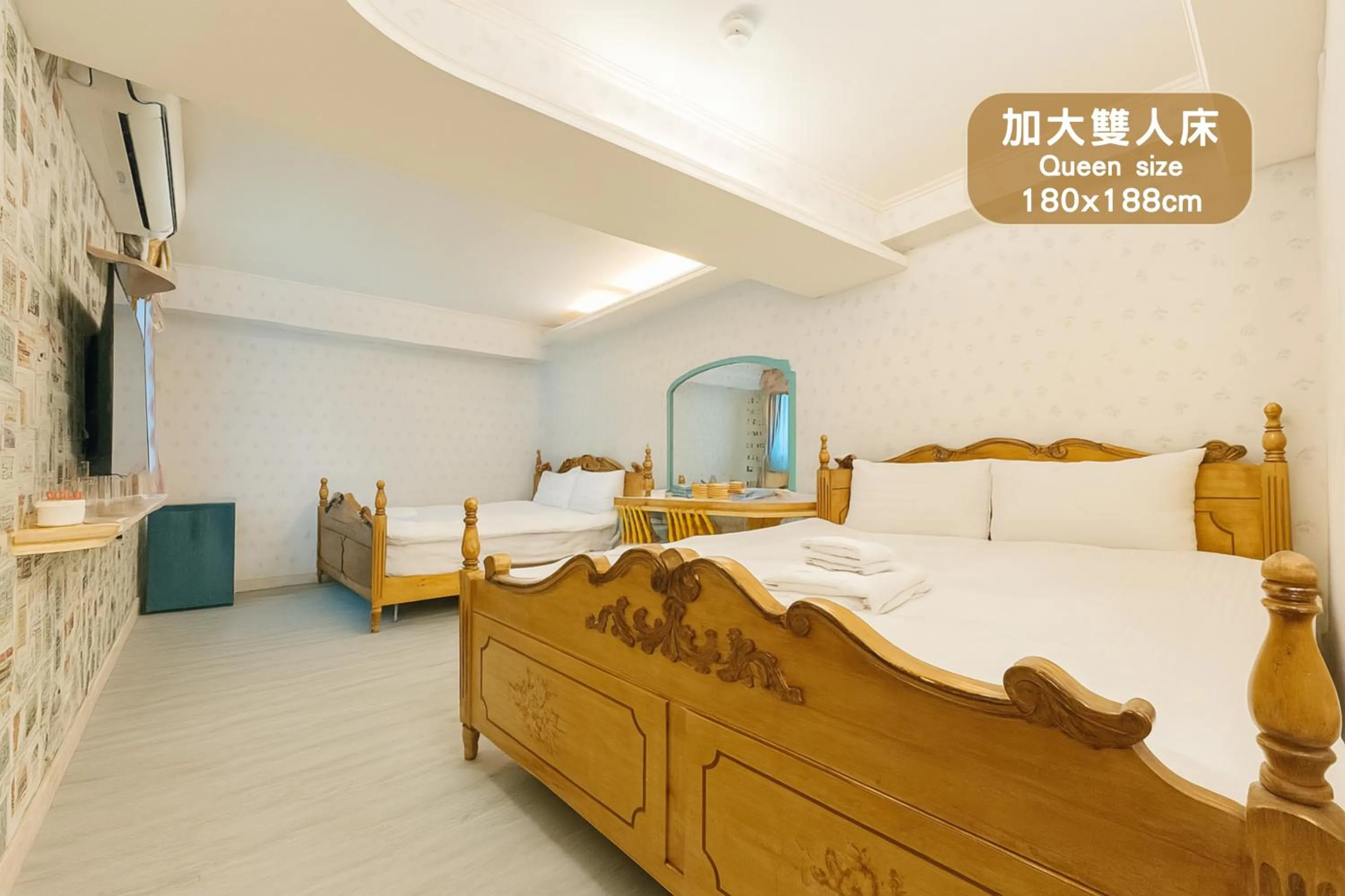 Bed in Elizabeth Hotel