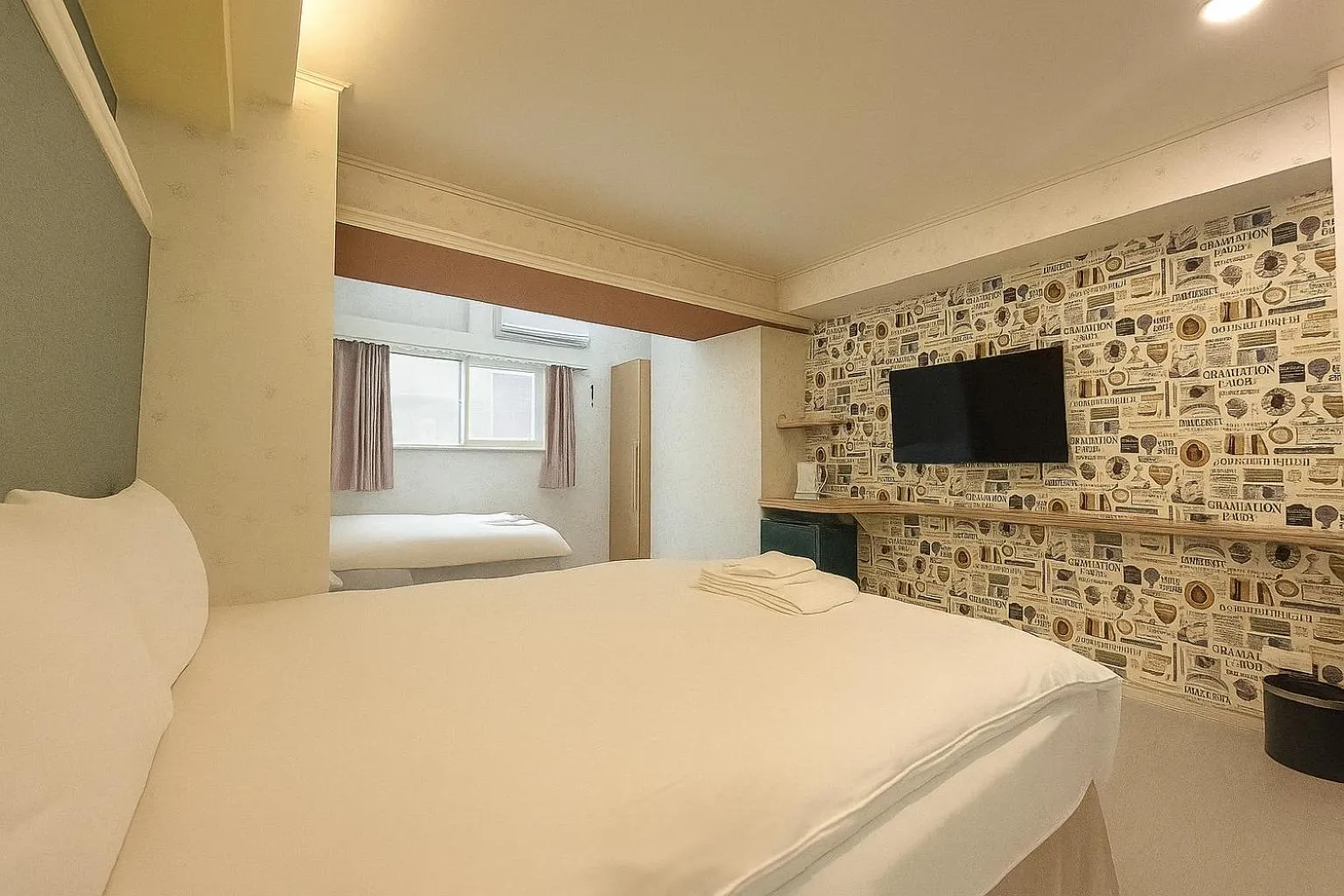 Bed in Elizabeth Hotel