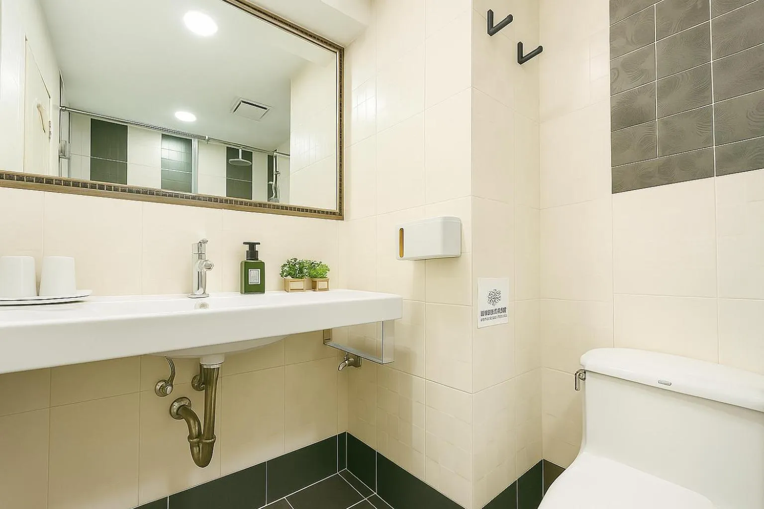 Toilet in Elizabeth Hotel