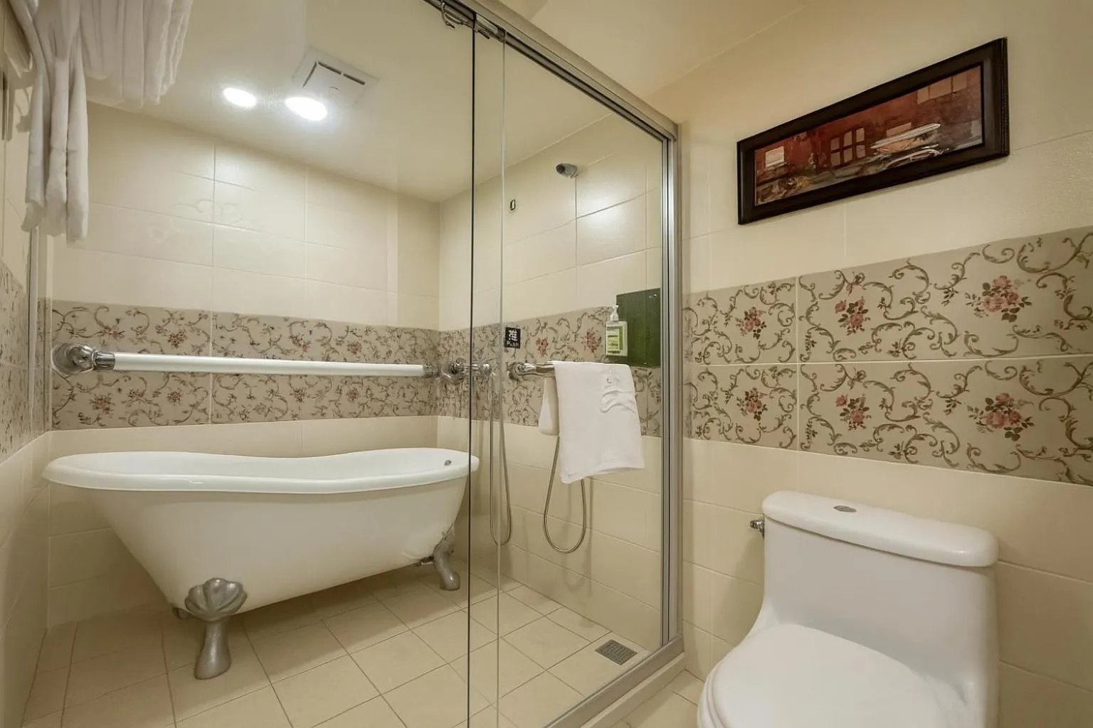 Shower in Elizabeth Hotel