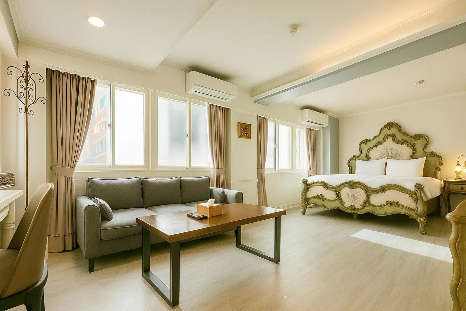 Bed in Elizabeth Hotel