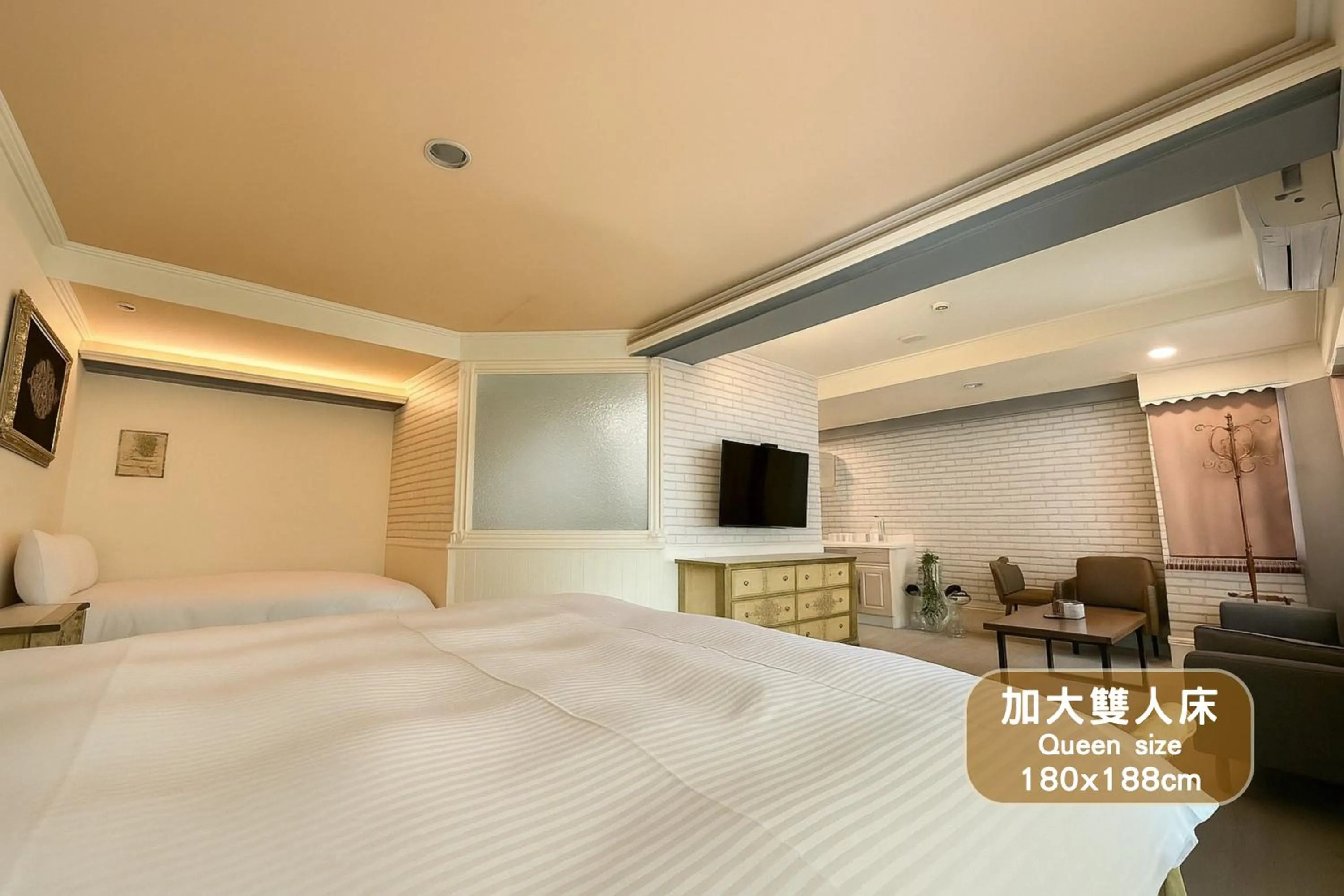 Communal lounge/ TV room, Bed in Elizabeth Hotel