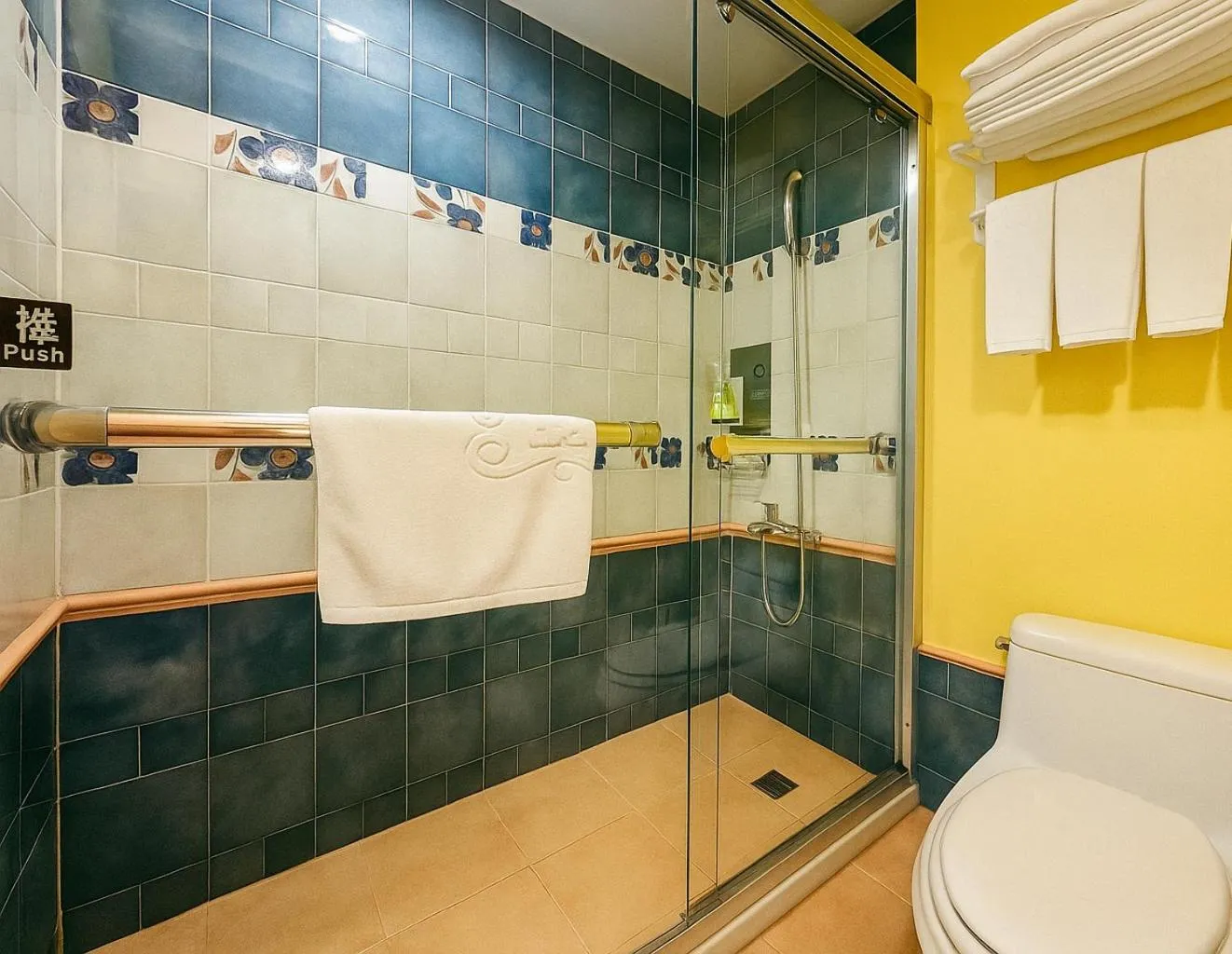 Shower in Elizabeth Hotel