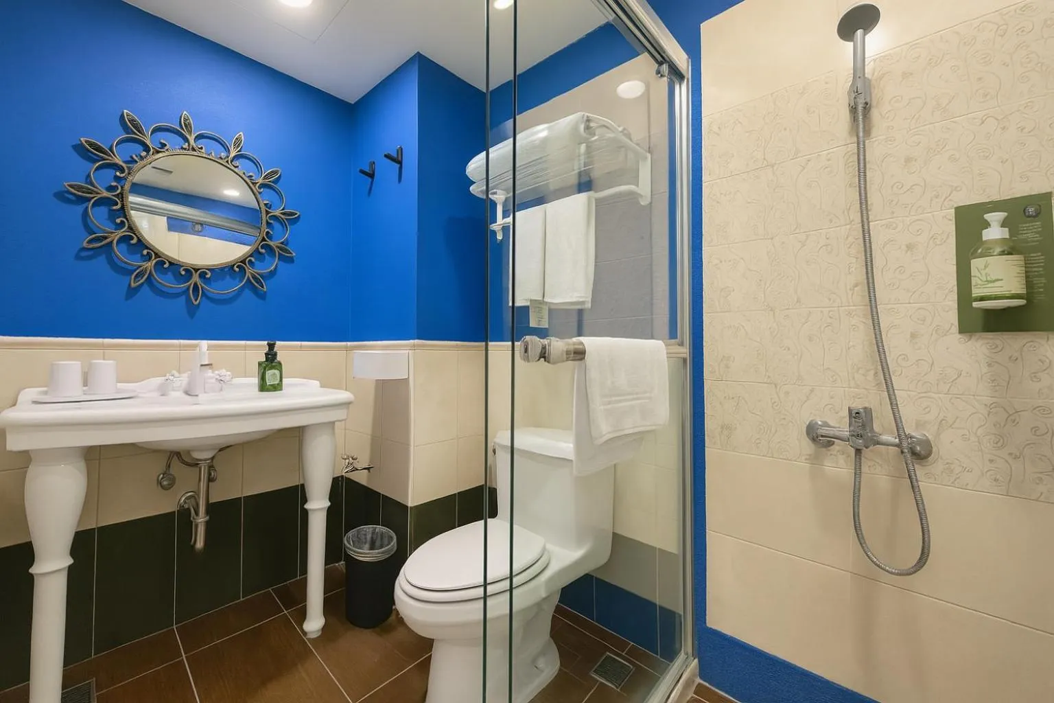 Bathroom in Elizabeth Hotel