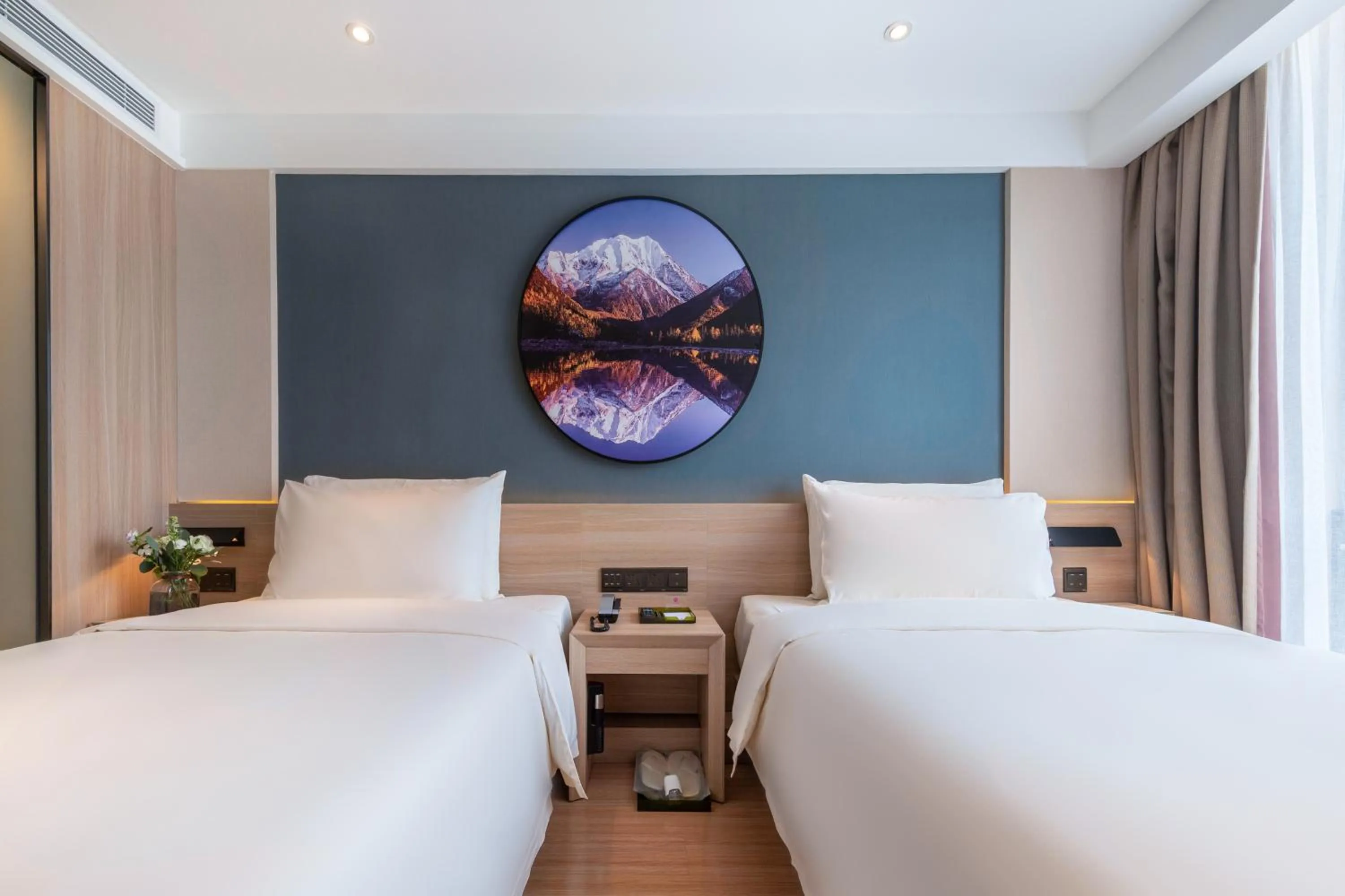 Bed in Atour Light Hotel (Chengdu Hi-tech West Zone University of Electronic Technology)