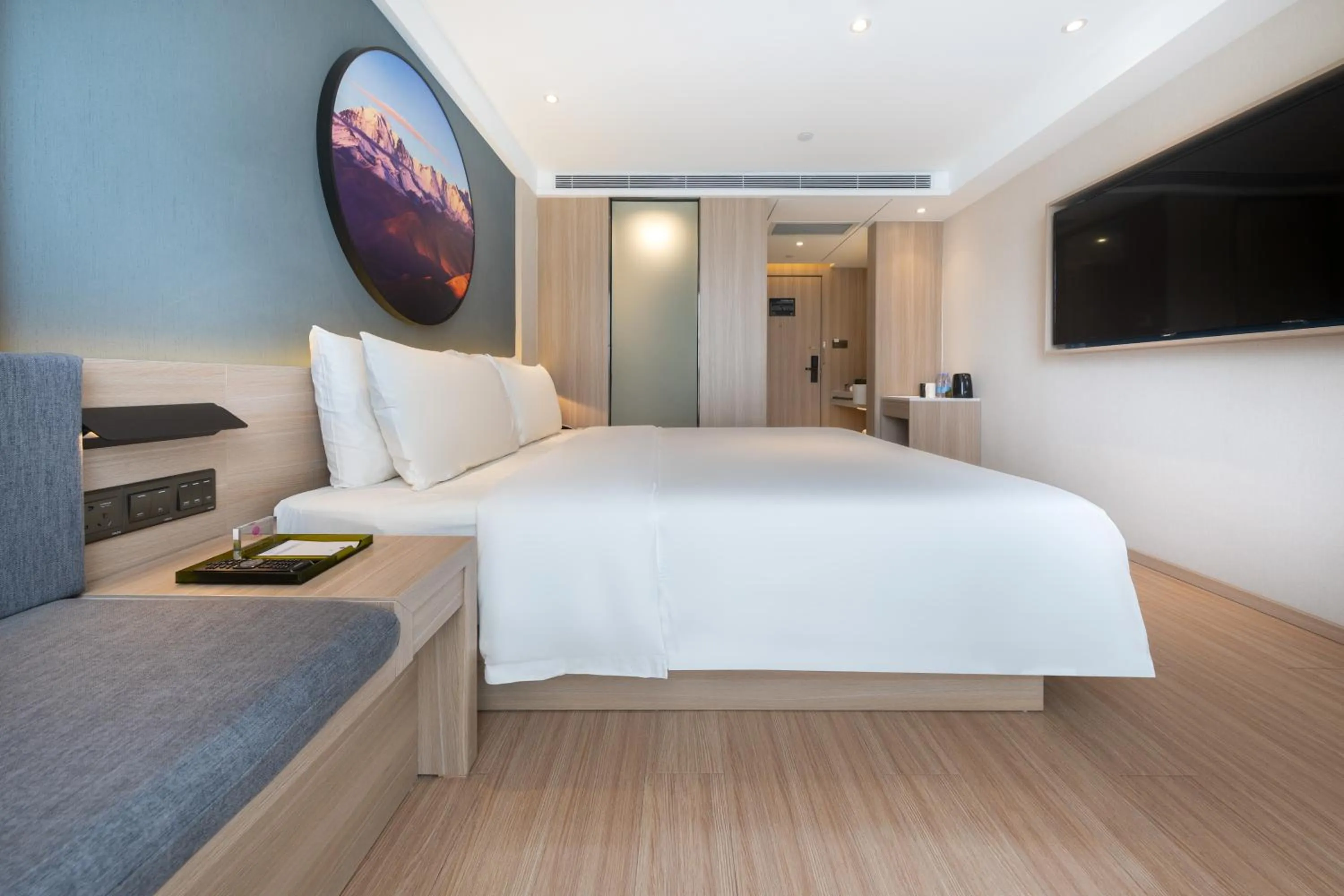 Photo of the whole room, Bed in Atour Light Hotel (Chengdu Hi-tech West Zone University of Electronic Technology)