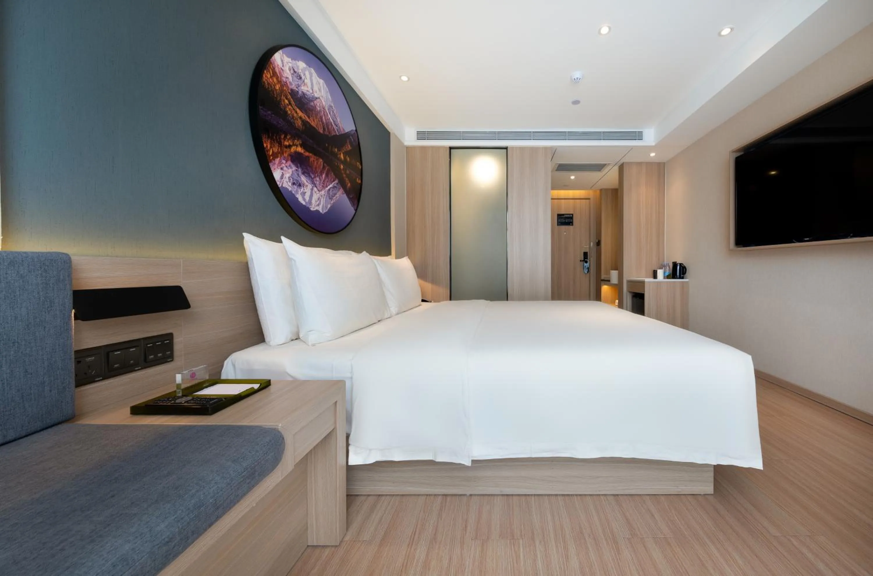 Photo of the whole room, Bed in Atour Light Hotel (Chengdu Hi-tech West Zone University of Electronic Technology)